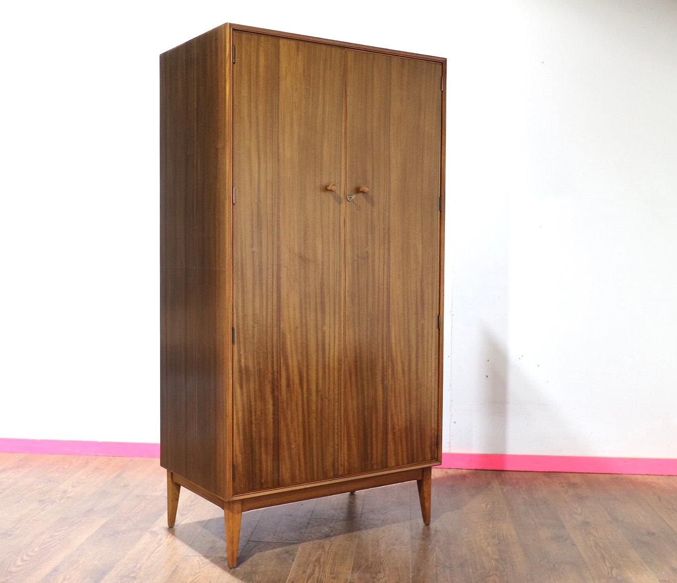 Britannique Armoire double en noyer d'Alfred Cox, Vintage, Modernité du milieu du siècle dernier