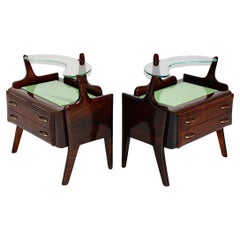 Moderne Vintage-Nachttische aus Nussbaumholz und grünem Glas, Mid-Century Modern, Paar, Italien 1940er Jahre