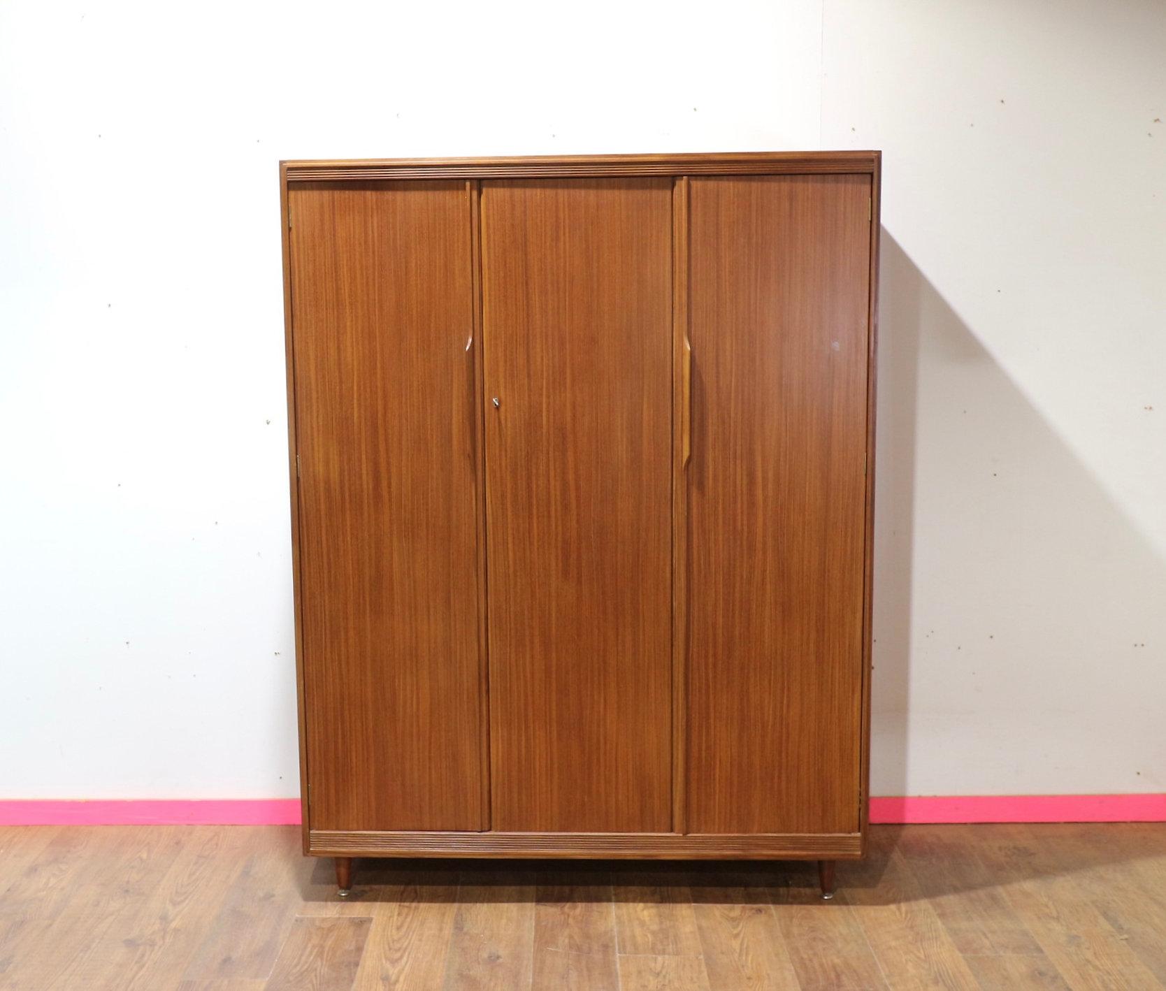 Armario Vintage Moderno de mediados de siglo de White & Newton Estilo Danés Británico en venta