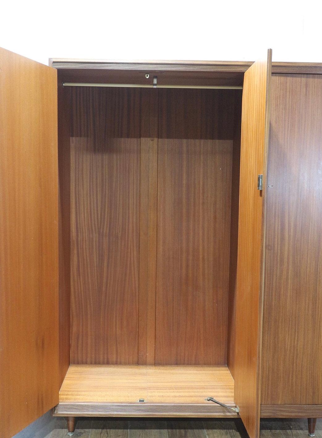 Armario Vintage Moderno de mediados de siglo de White & Newton Estilo Danés en Bueno estado para la venta en Los Angeles, CA