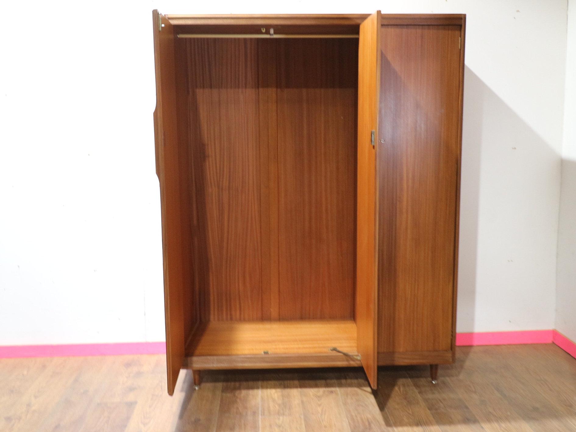 Armario Vintage Moderno de mediados de siglo de White & Newton Estilo Danés siglo XX en venta