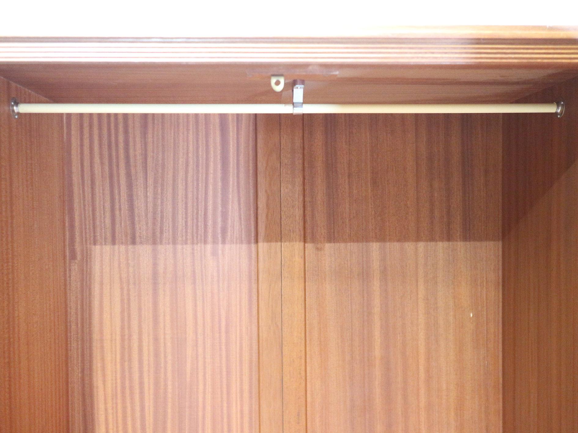 Armario Vintage Moderno de mediados de siglo de White & Newton Estilo Danés Teca en venta