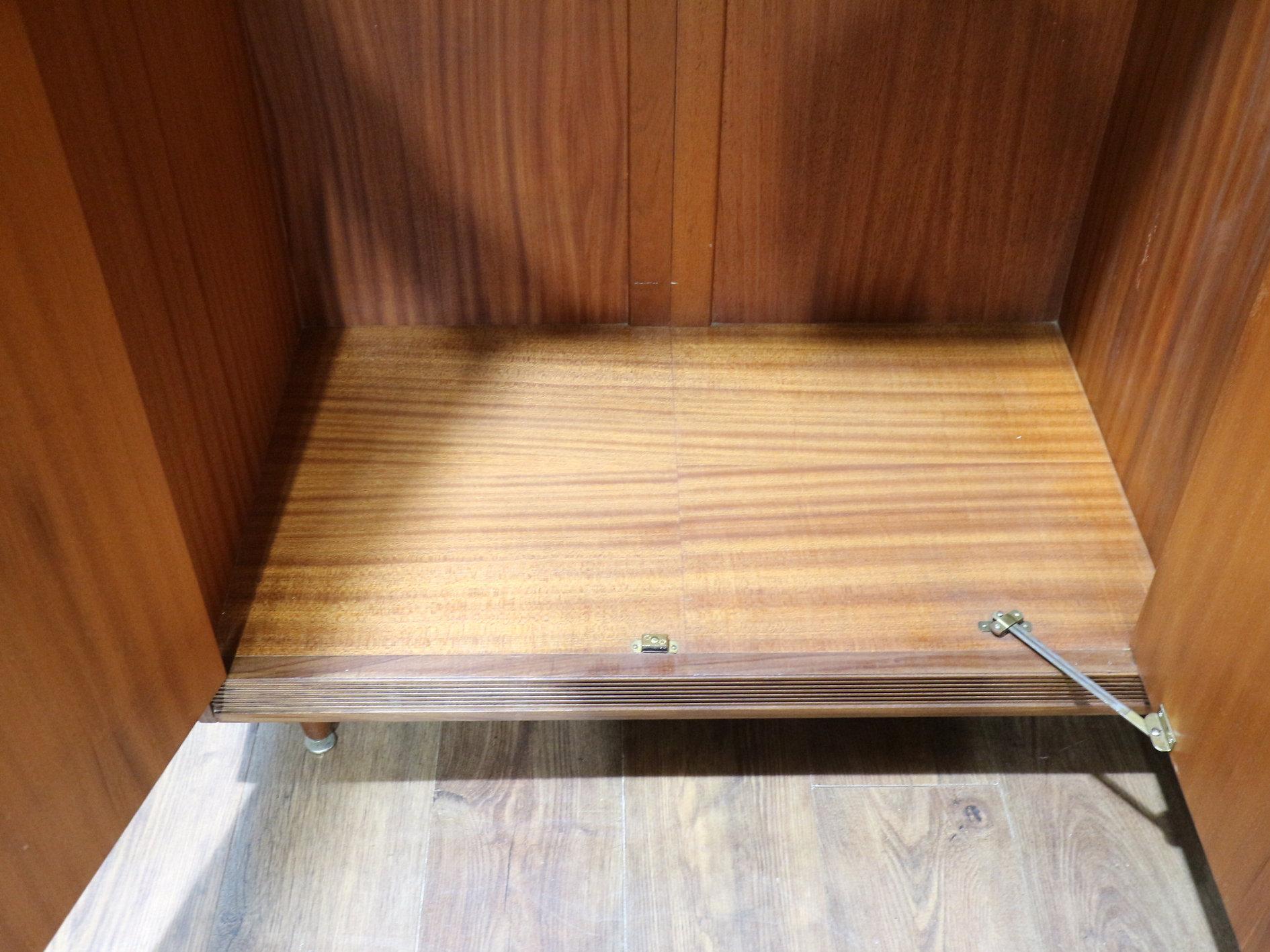 Armario Vintage Moderno de mediados de siglo de White & Newton Estilo Danés en venta 1