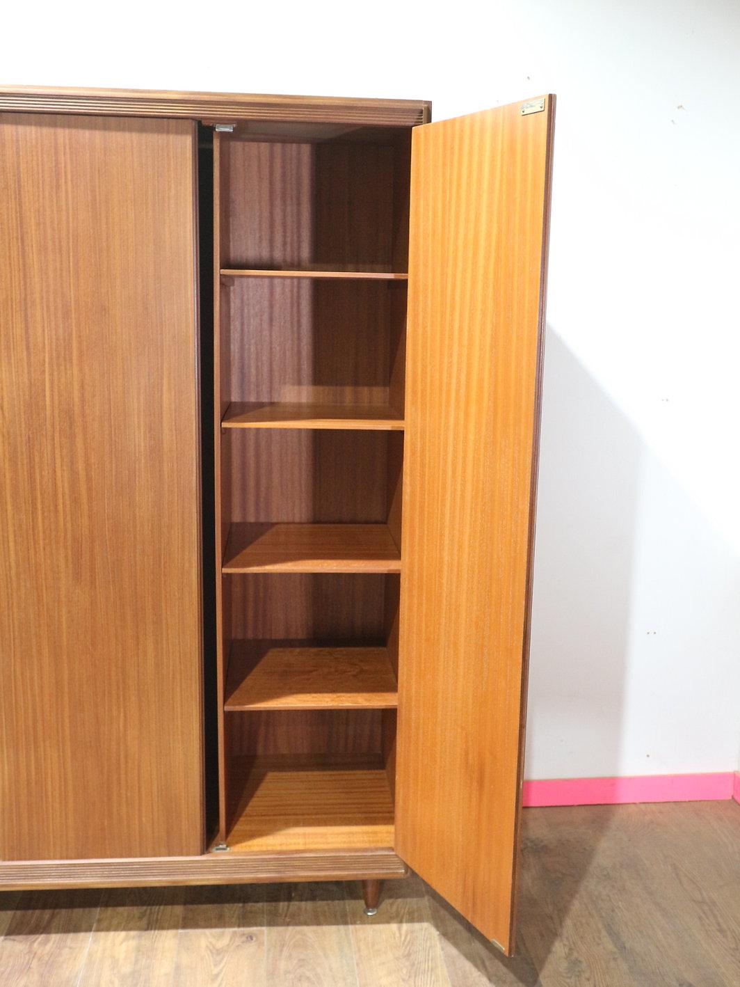 Armario Vintage Moderno de mediados de siglo de White & Newton Estilo Danés en venta 2