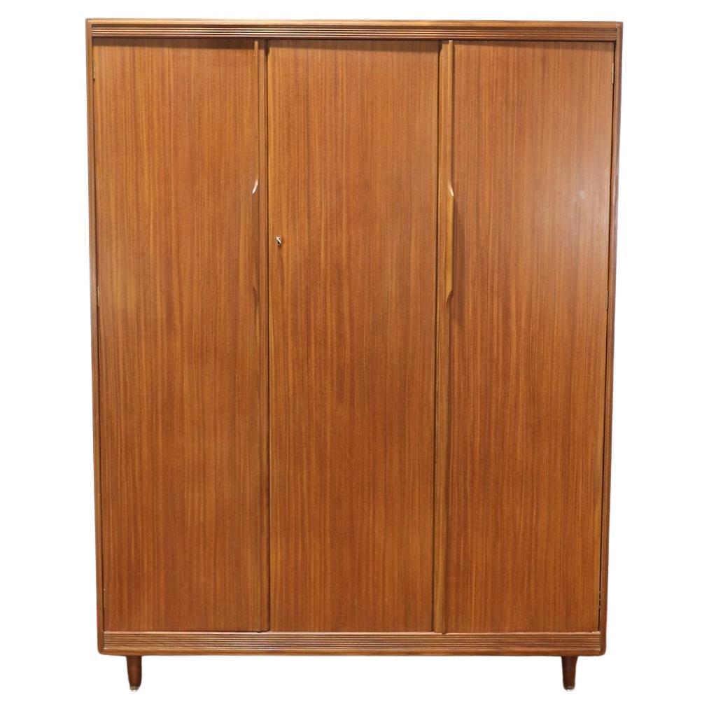 Armario Vintage Moderno de mediados de siglo de White & Newton Estilo Danés en venta