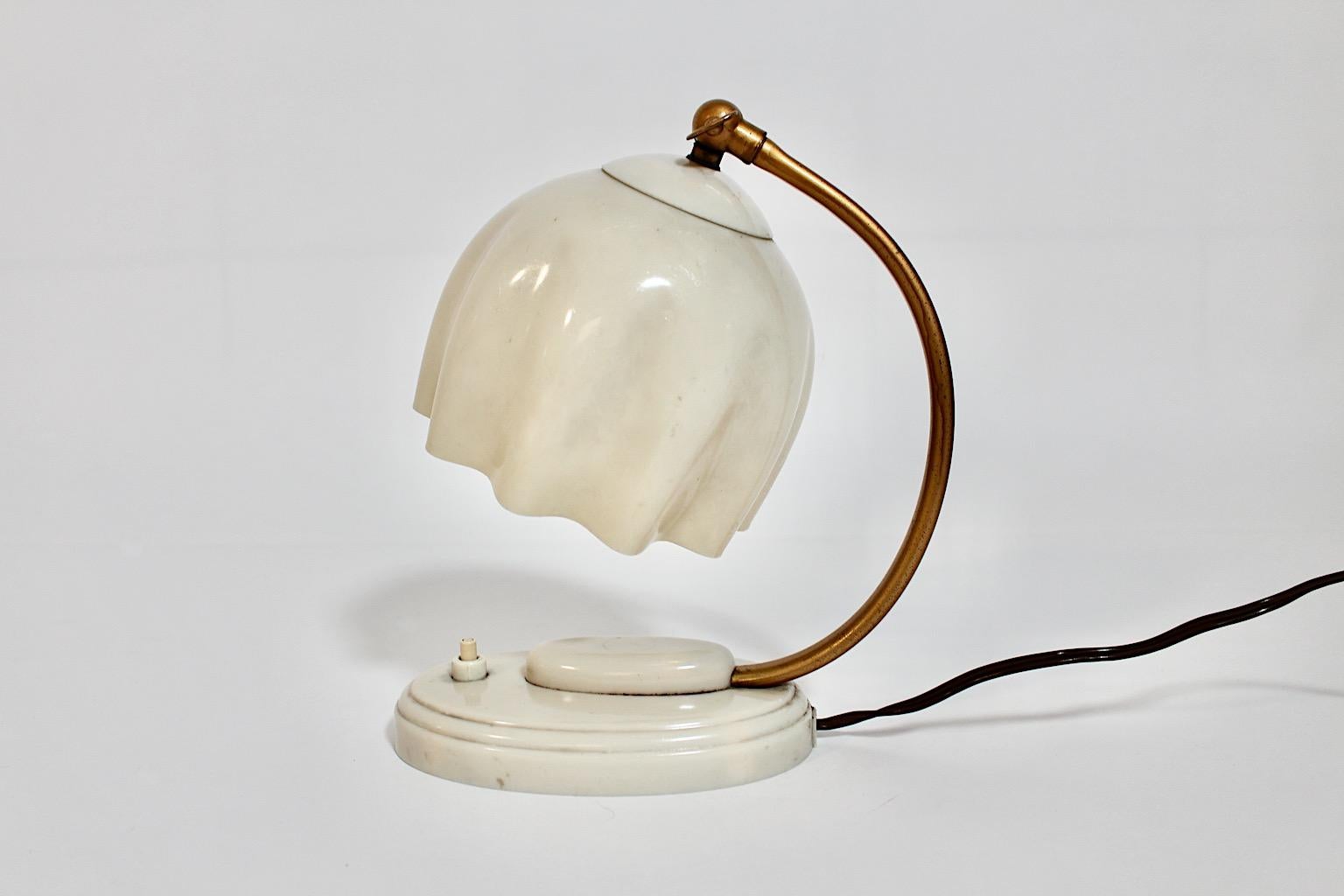 Fazzoletto-Tischlampe aus weißem Bakelit, Mid-Century Modern, Deutschland, 1950er Jahre im Angebot 5
