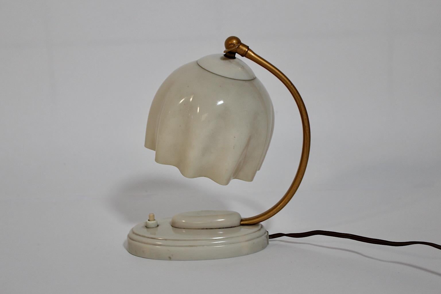 Fazzoletto-Tischlampe aus weißem Bakelit, Mid-Century Modern, Deutschland, 1950er Jahre im Angebot 9