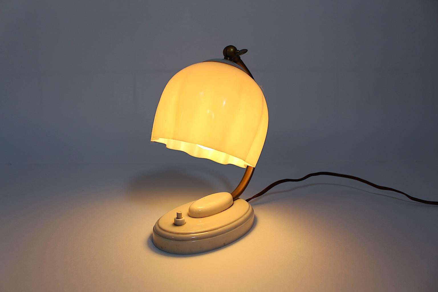 Mid-Century Modern Lampe de bureau Fazzoletto en bakélite blanche mi-siècle moderne, Allemagne, années 1950 en vente