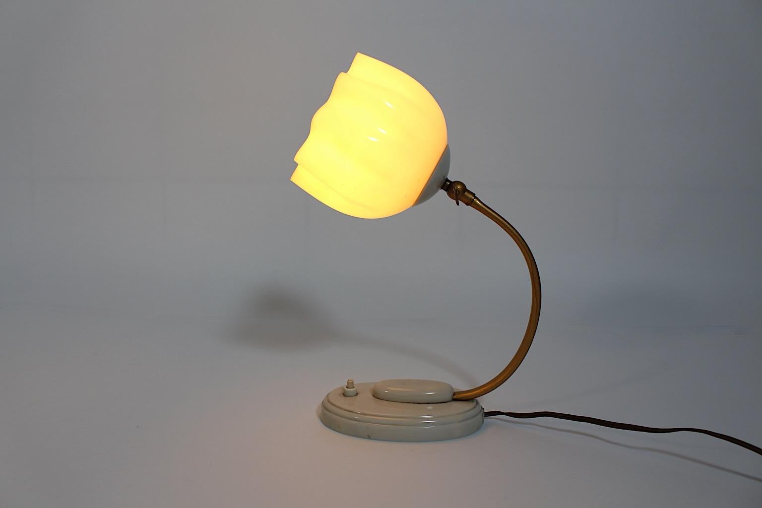 Métal Lampe de bureau Fazzoletto en bakélite blanche mi-siècle moderne, Allemagne, années 1950 en vente