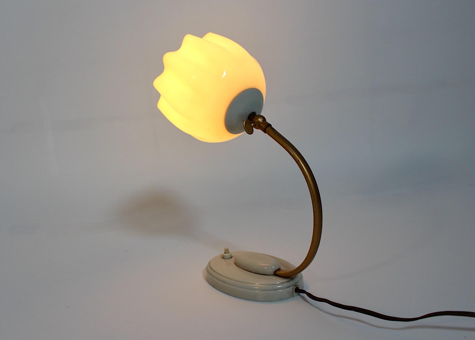Lampe de bureau Fazzoletto en bakélite blanche mi-siècle moderne, Allemagne, années 1950 en vente 1