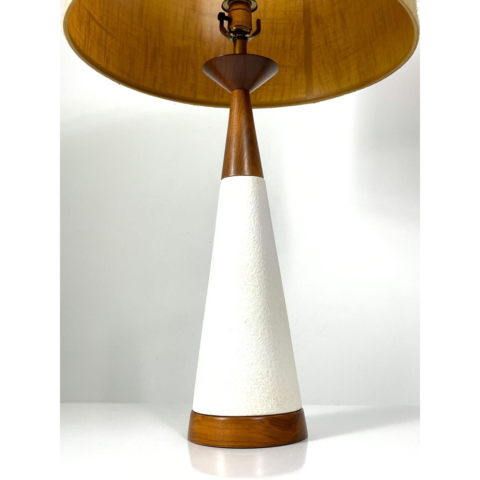 Mid Century Modern Vintage White Ceramic Cone Table Lamp, circa 1960s In Good Condition For Sale In Troy, MI