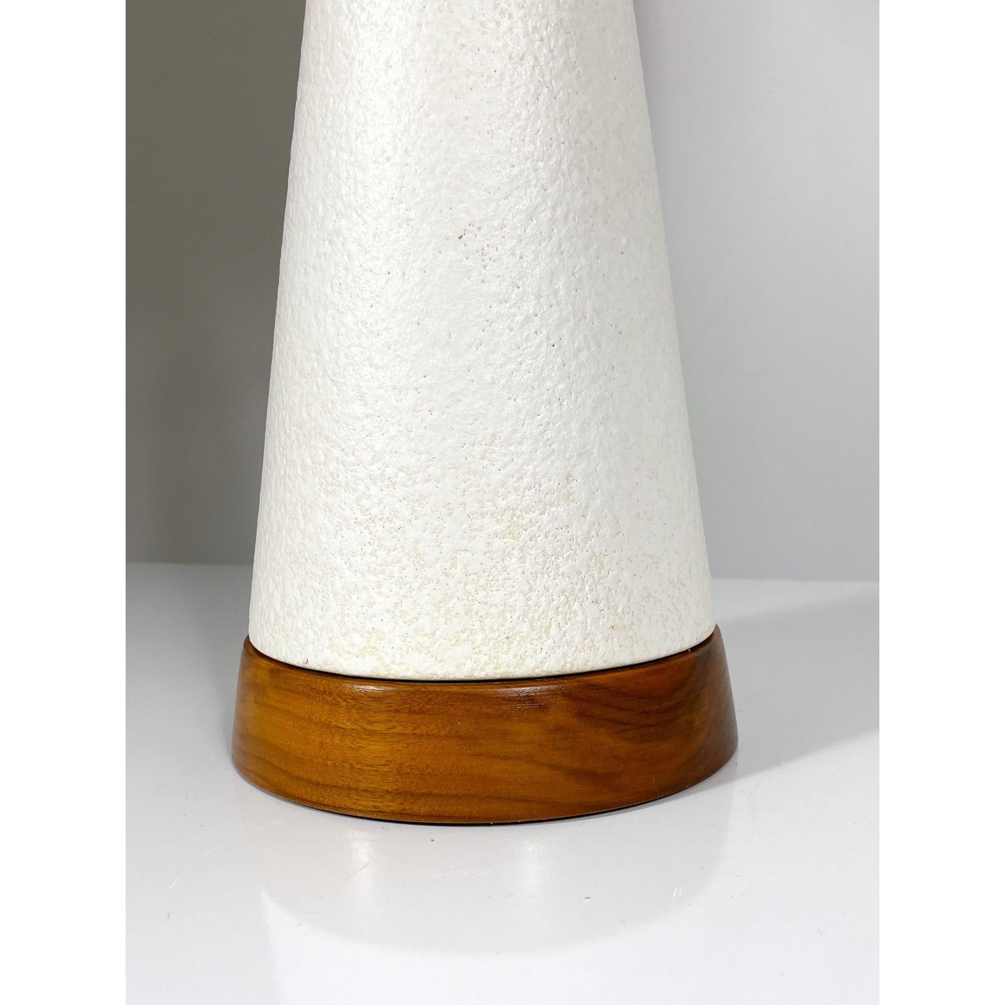 Mid Century Modern Vintage White Ceramic Cone Table Lamp, circa 1960s For Sale 1
