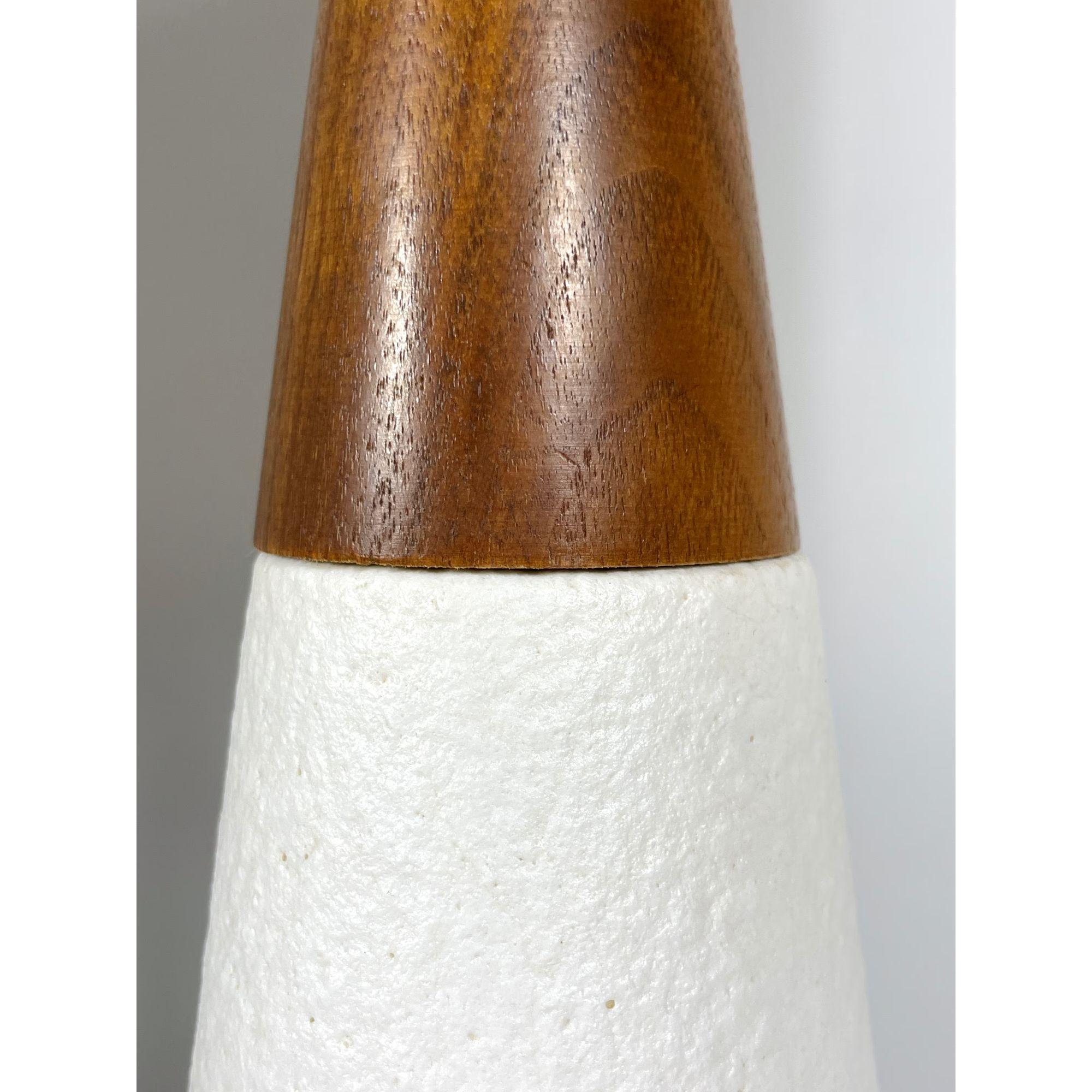 Mid Century Modern Vintage White Ceramic Cone Table Lamp, circa 1960s For Sale 3