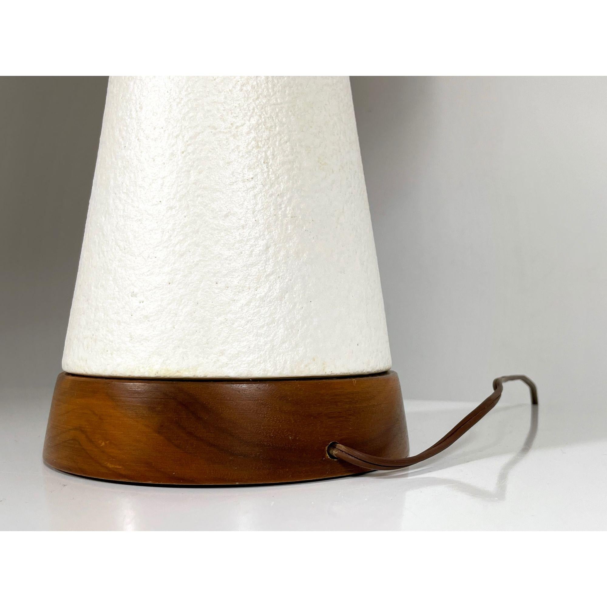 Mid Century Modern Vintage White Ceramic Cone Table Lamp, circa 1960s For Sale 4