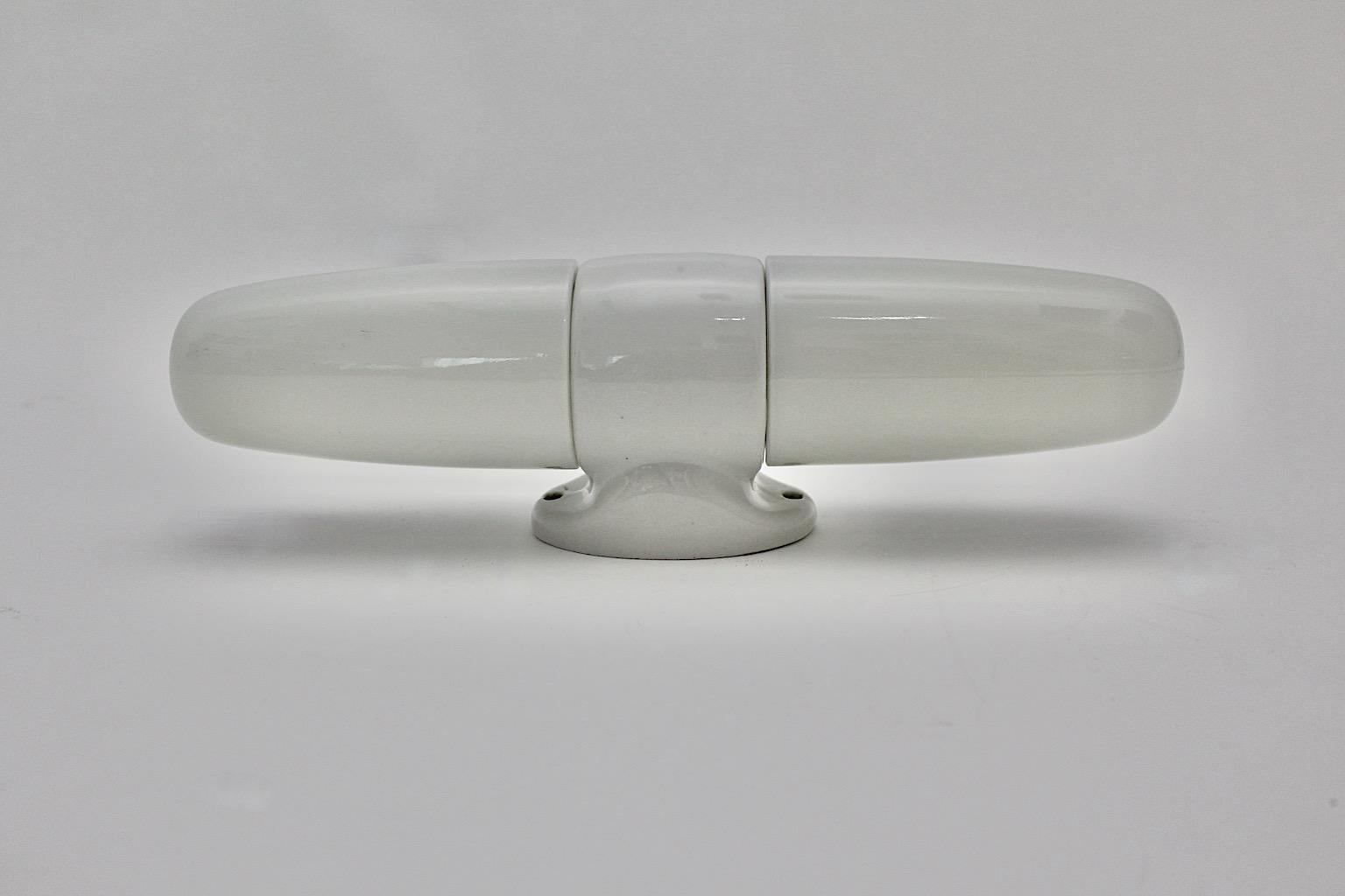Mid-Century Modern Applique en verre céramique blanc Vintage The Moderns Whiting Wilhelm Wagenfeld 1950s en vente