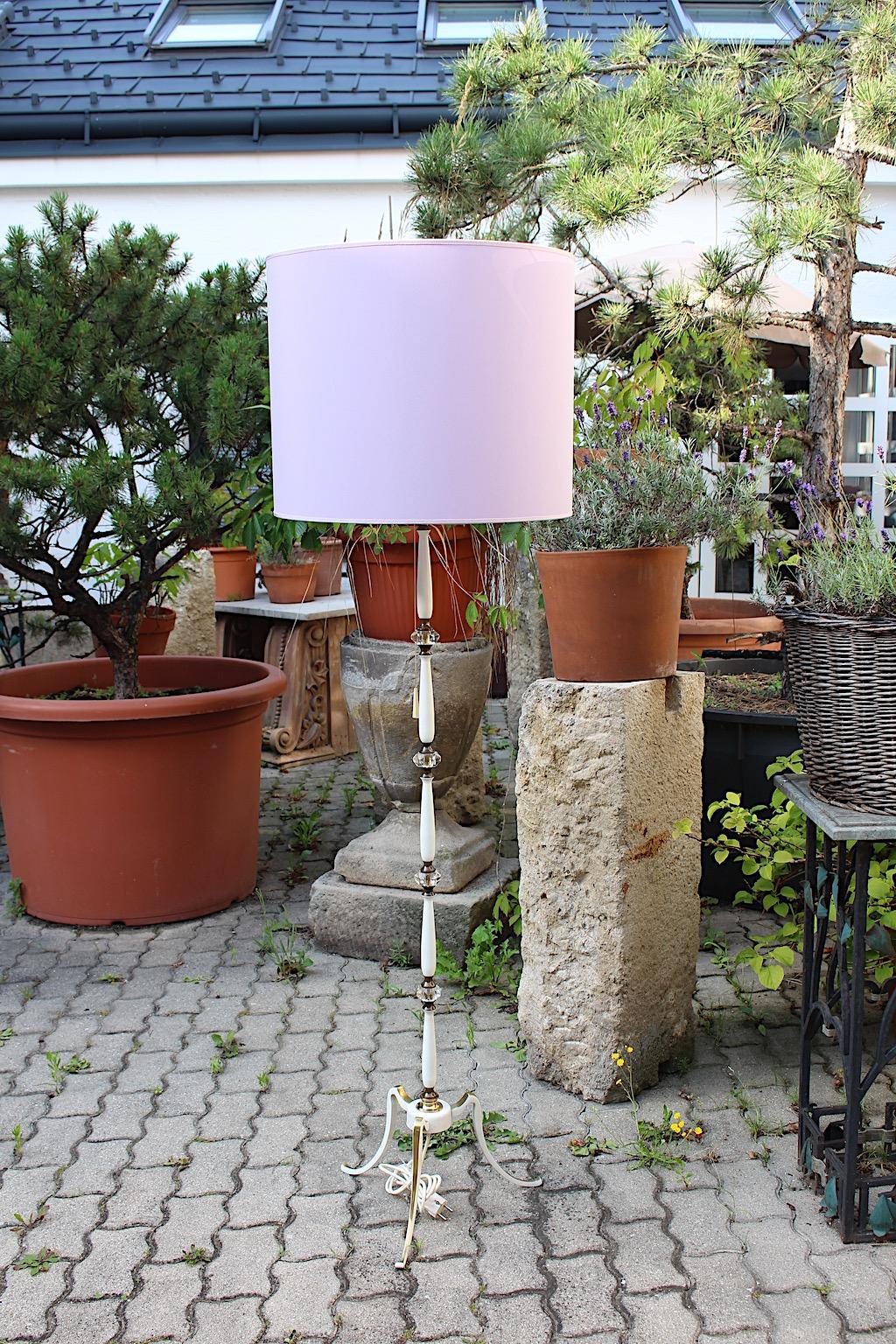 Lámpara de pie Mid Century Modern Vintage White Gold Brass Glass Lavender 1950 Italia en venta 4