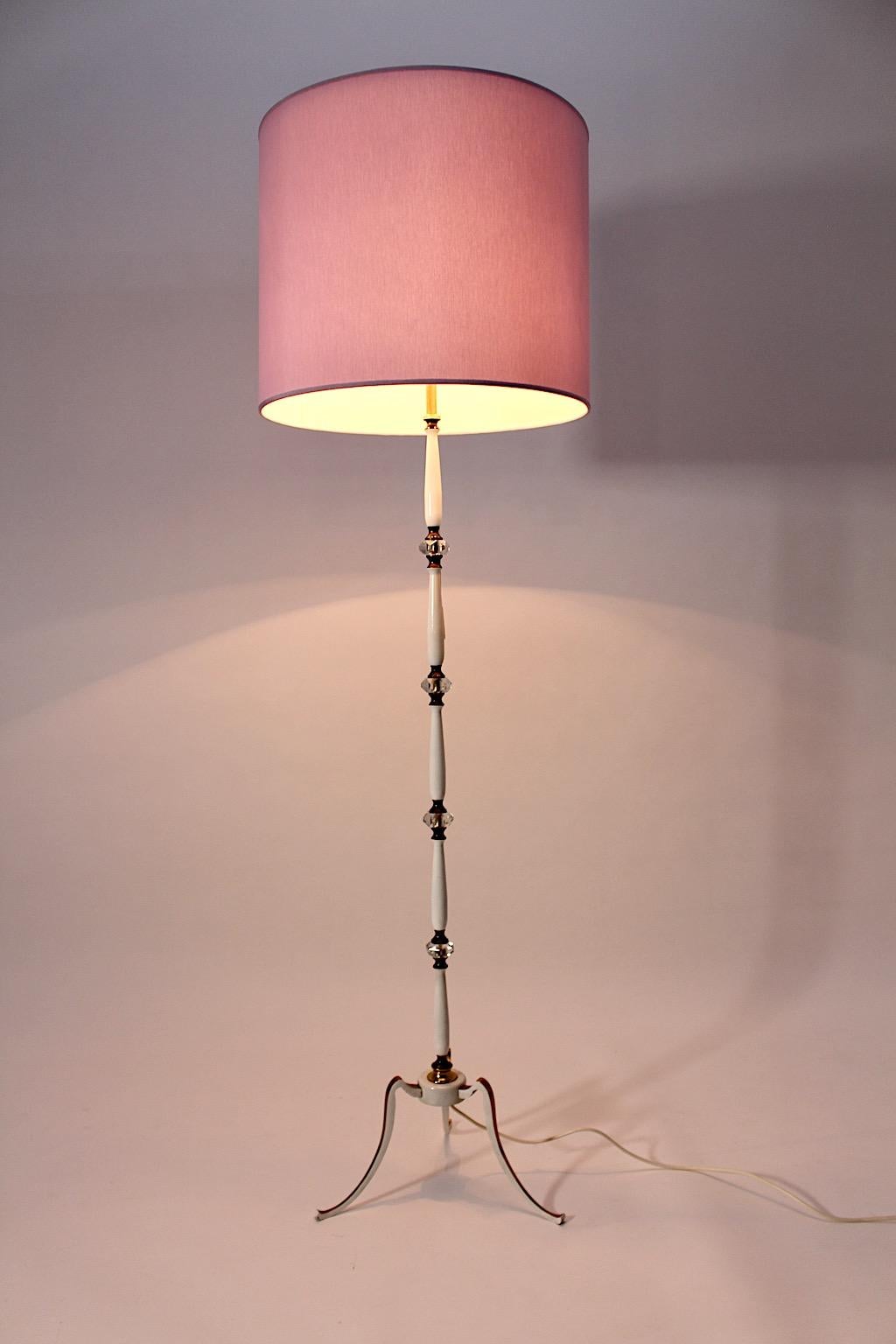 Lámpara de pie Mid Century Modern Vintage White Gold Brass Glass Lavender 1950 Italia Moderno de mediados de siglo en venta