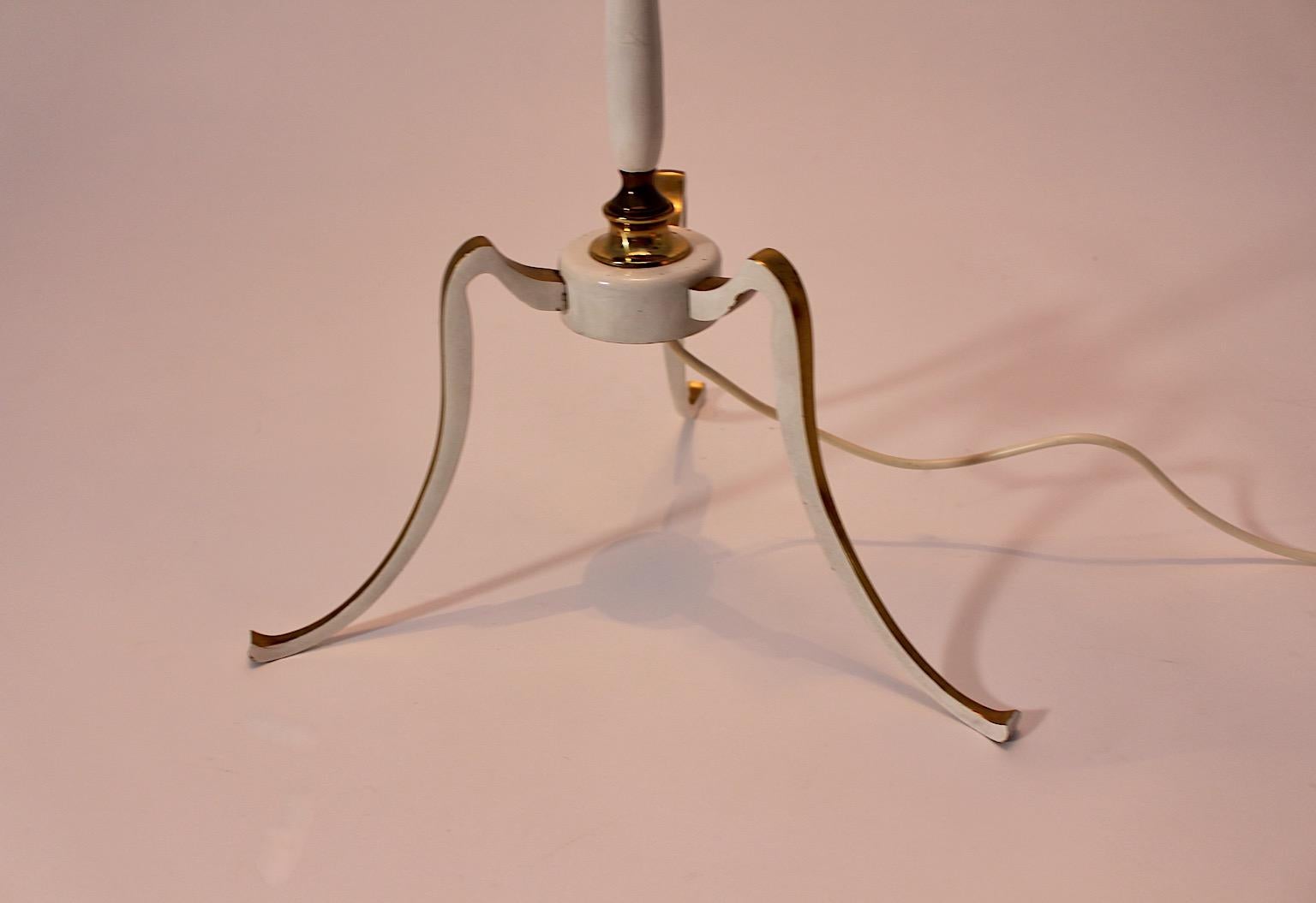 Lámpara de pie Mid Century Modern Vintage White Gold Brass Glass Lavender 1950 Italia en Bueno estado para la venta en Vienna, AT