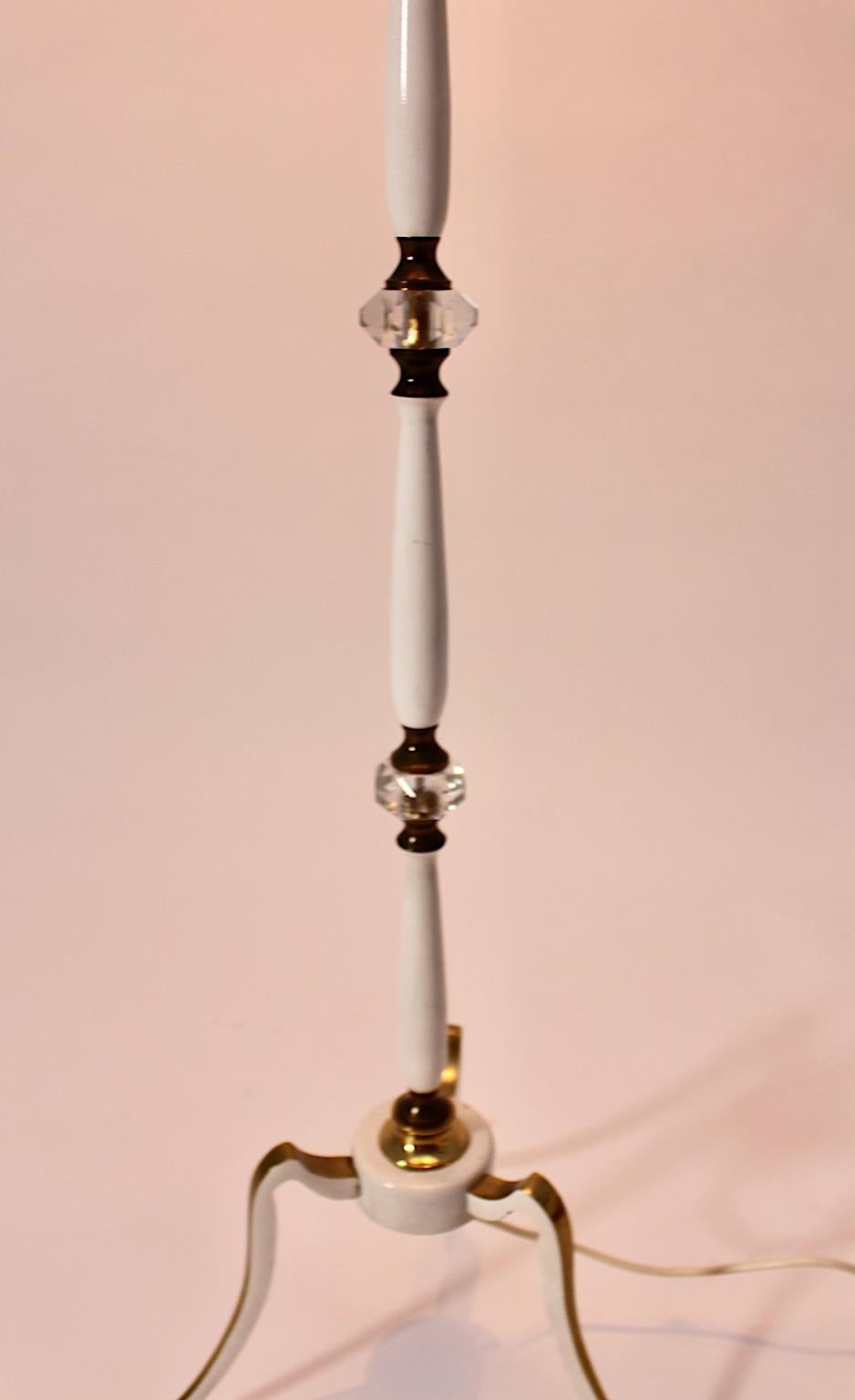 Lámpara de pie Mid Century Modern Vintage White Gold Brass Glass Lavender 1950 Italia siglo XX en venta