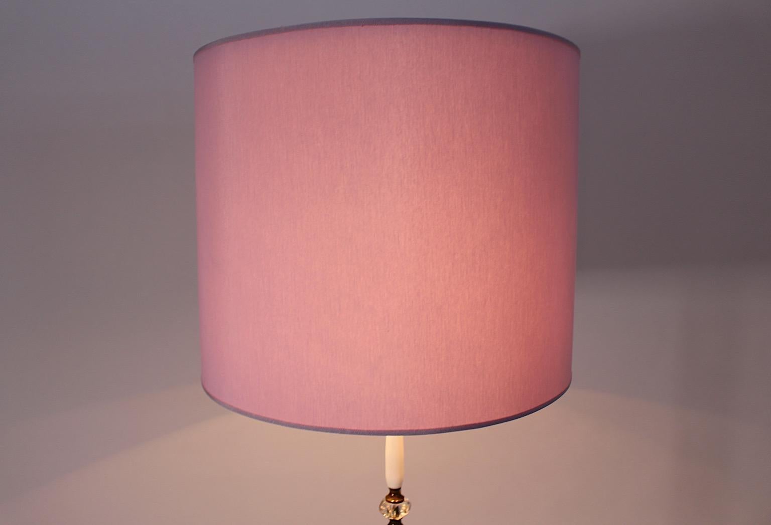 Lámpara de pie Mid Century Modern Vintage White Gold Brass Glass Lavender 1950 Italia Metal en venta