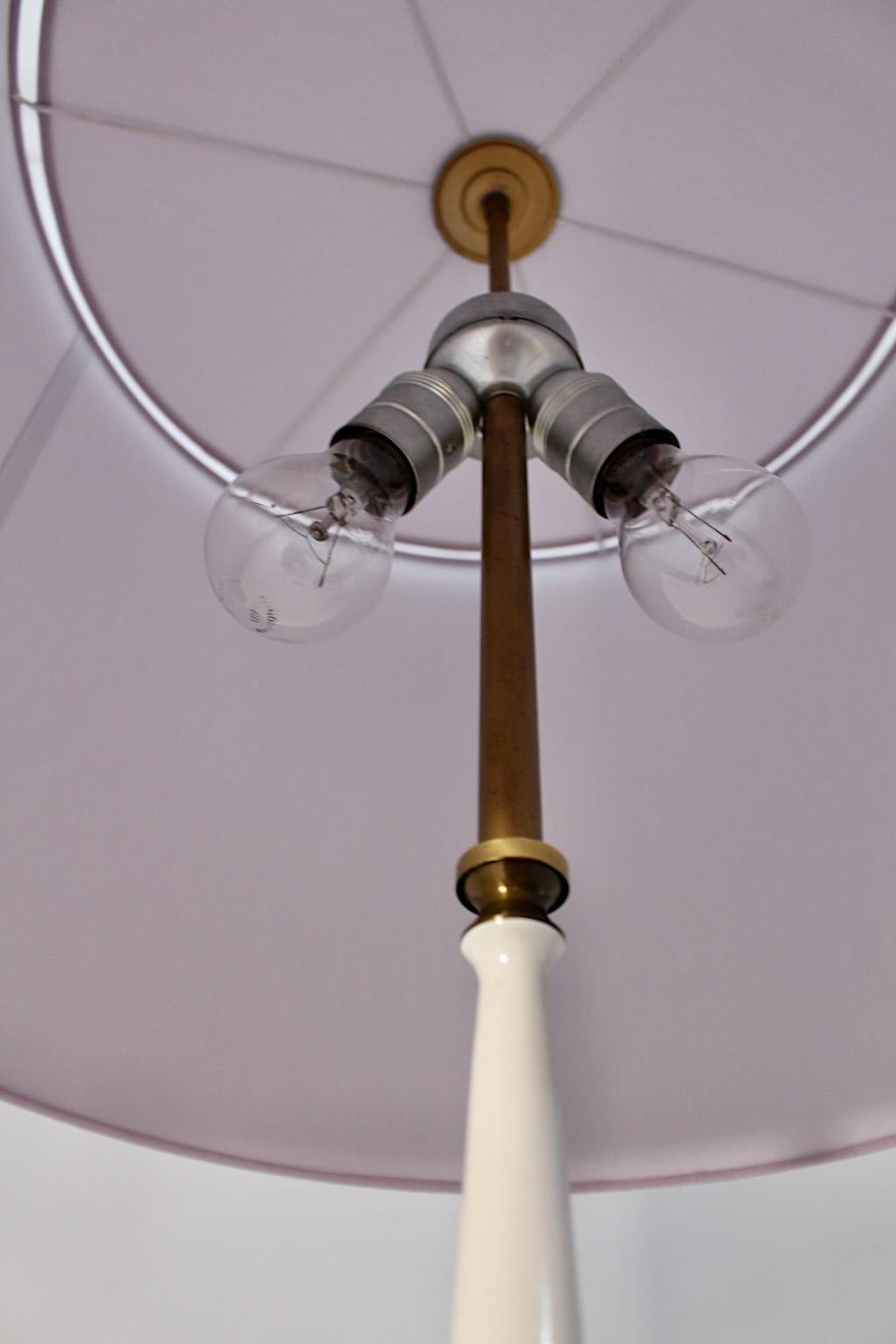 Lámpara de pie Mid Century Modern Vintage White Gold Brass Glass Lavender 1950 Italia en venta 1