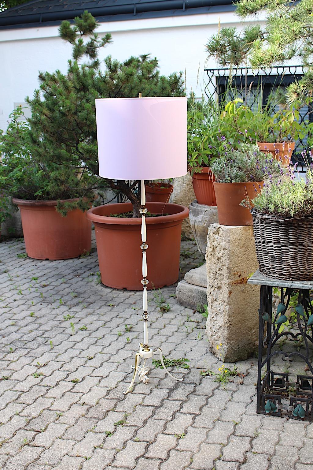 Lámpara de pie Mid Century Modern Vintage White Gold Brass Glass Lavender 1950 Italia en venta 2