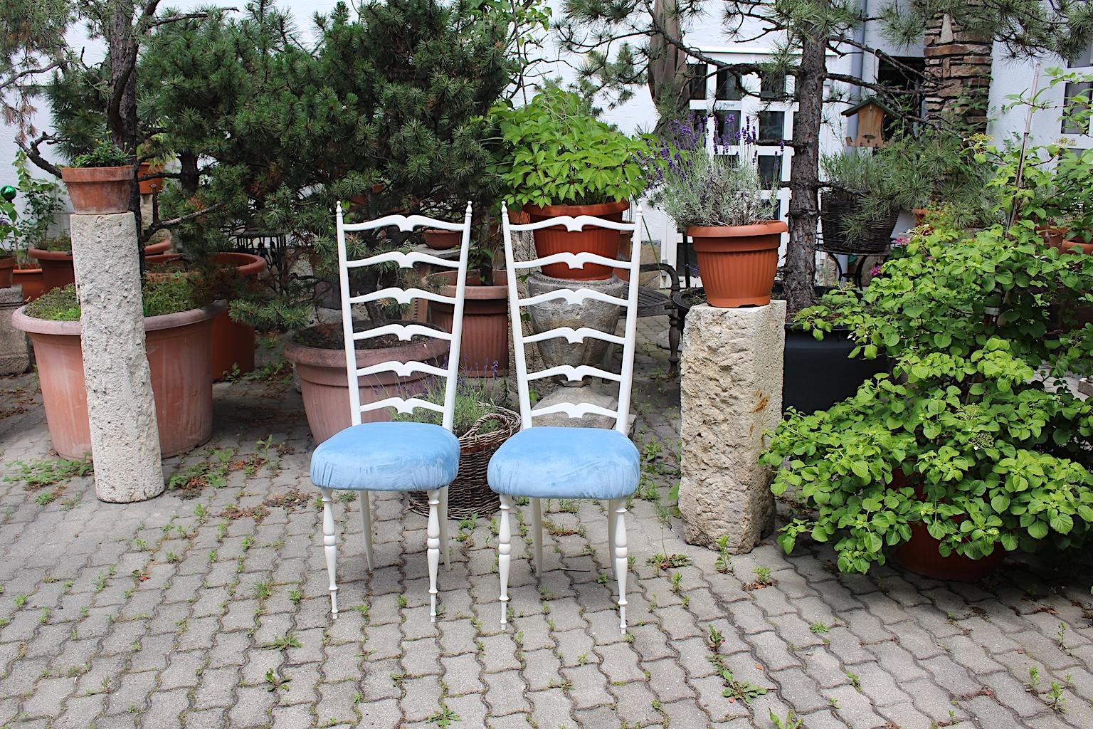 Mid-Century Modern vintage pair of white lacquered high back chairs or side chairs in the style of Gio Ponti, 1950s, Italy.
The chairs were crafted in beechwood and white lacquered.
This lovely pair of chairs shows a reupholstered seat with light
