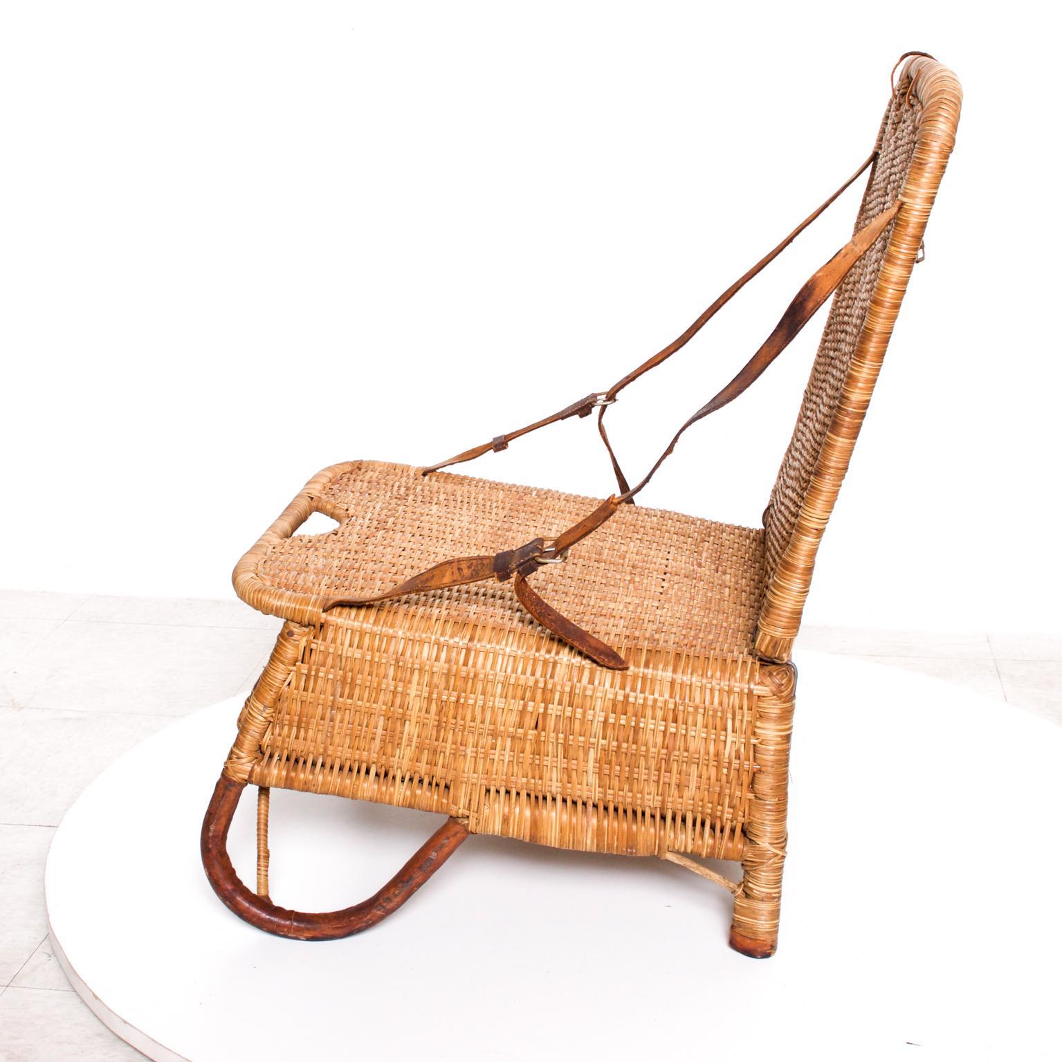 Vintage Folding Beach Chair Woven Wicker and Leather Sculpted Portable Travel In Fair Condition In Chula Vista, CA