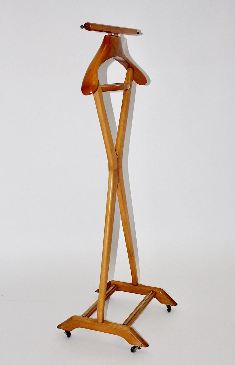 Mid-Century Modern vintage x form valet or coat stand style of Ico & Luisa Parisi for Reguitti 1950s.
A gorgeous design valet in a honey color tone with brass details.
Marked with company name 
The beautiful design style to mix up organic and