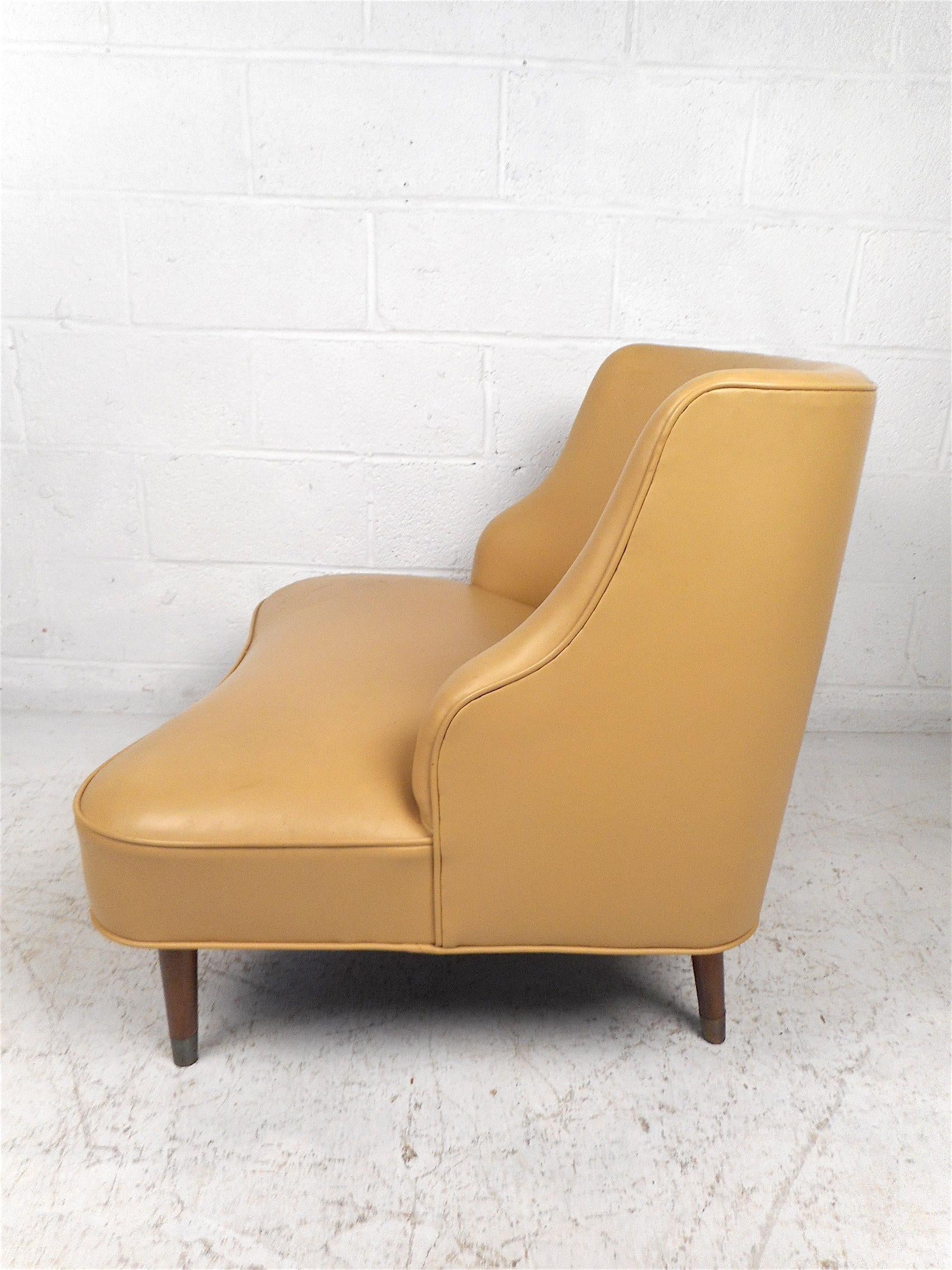 Mid-Century Modern Vinyl Lounge Chair In Good Condition For Sale In Brooklyn, NY