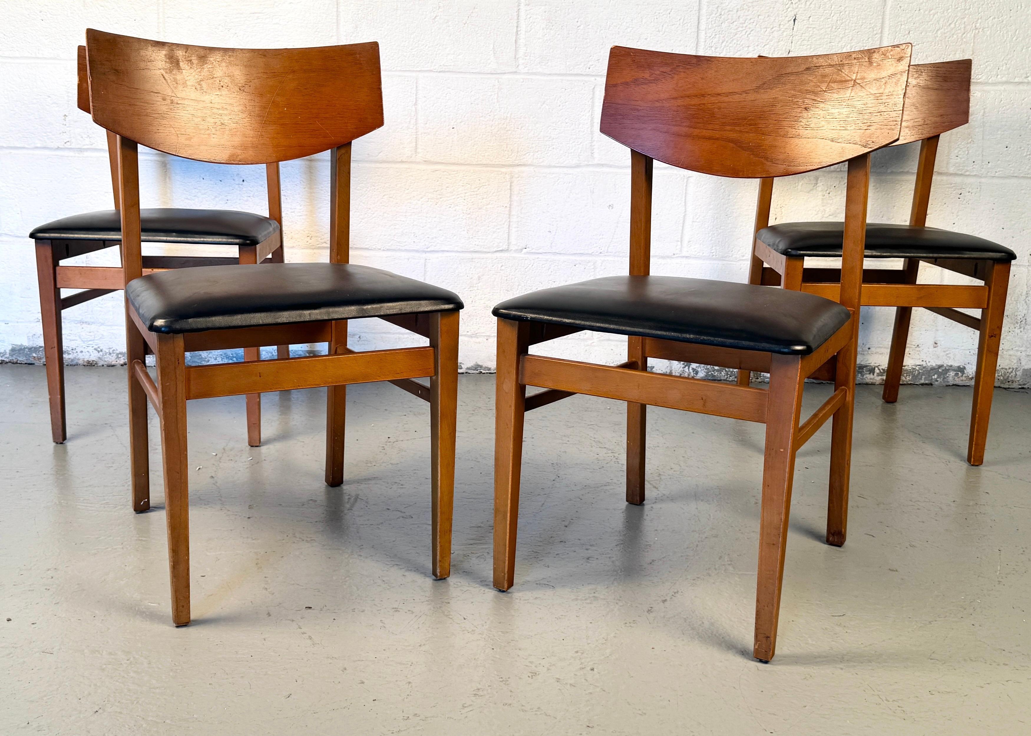 Verschönern Sie Ihren Essbereich mit diesem stilvollen Set aus vier gepolsterten Vinyl-Esszimmerstühlen im Mid-Century-Stil, die modernen Komfort mit Retro-Raffinesse verbinden. Diese Stühle sind perfekt für den Alltag geeignet und werten mit ihrer