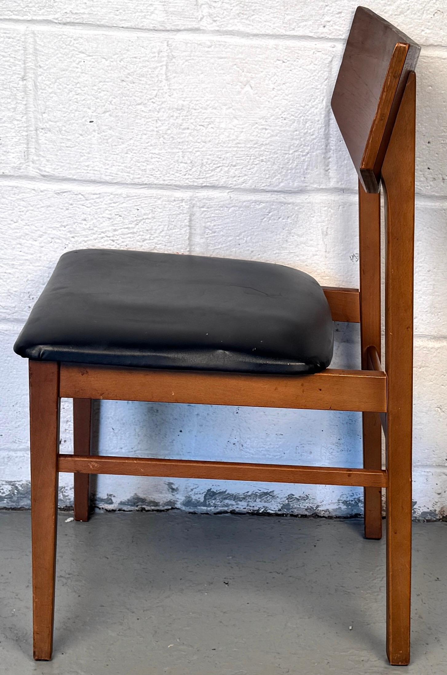 Moderne gepolsterte Esszimmerstühle aus der Jahrhundertmitte im Angebot 1