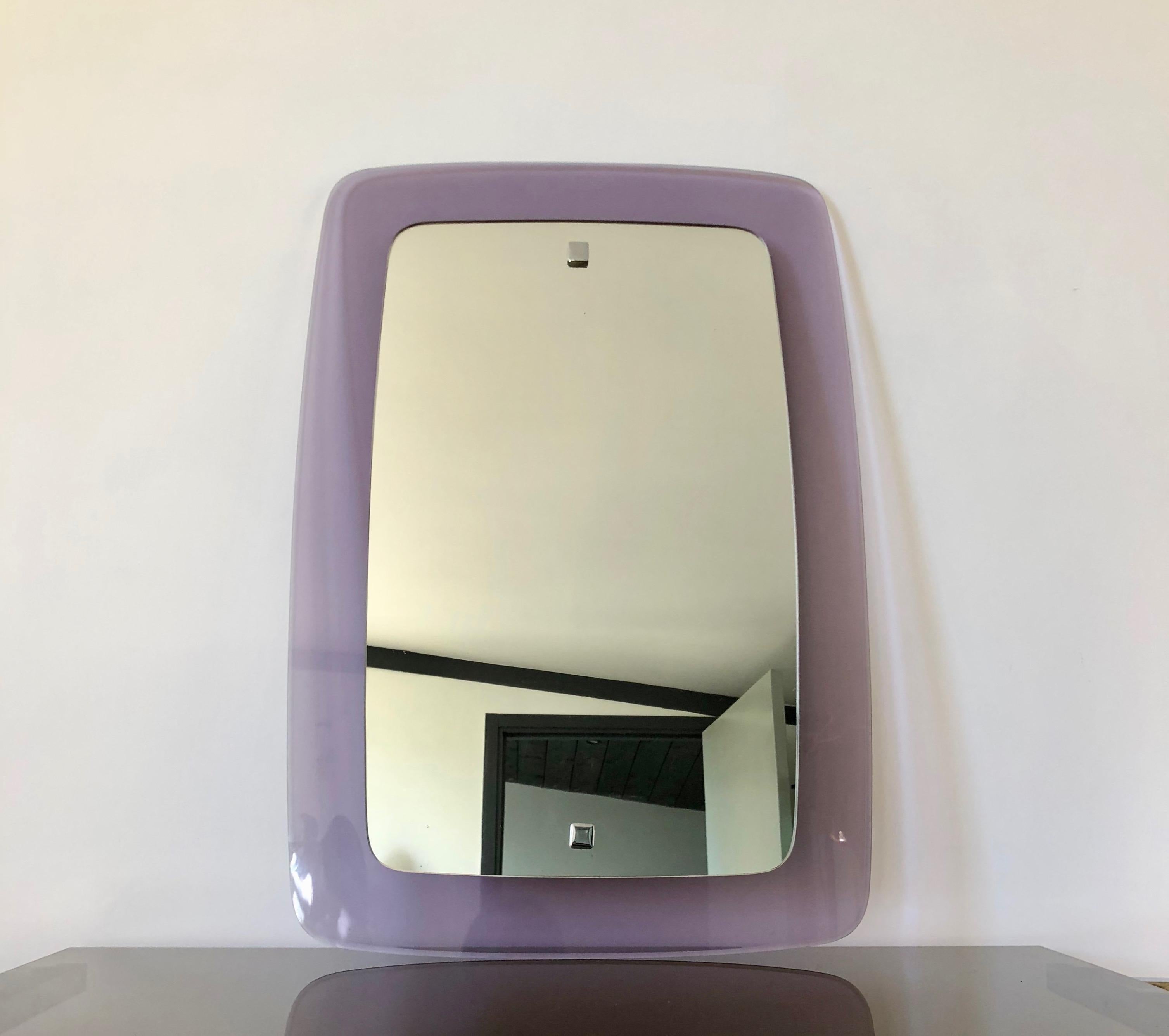 italien Miroir mural rectangulaire en lucite violette mi-siècle moderne, Italie, 1970 en vente