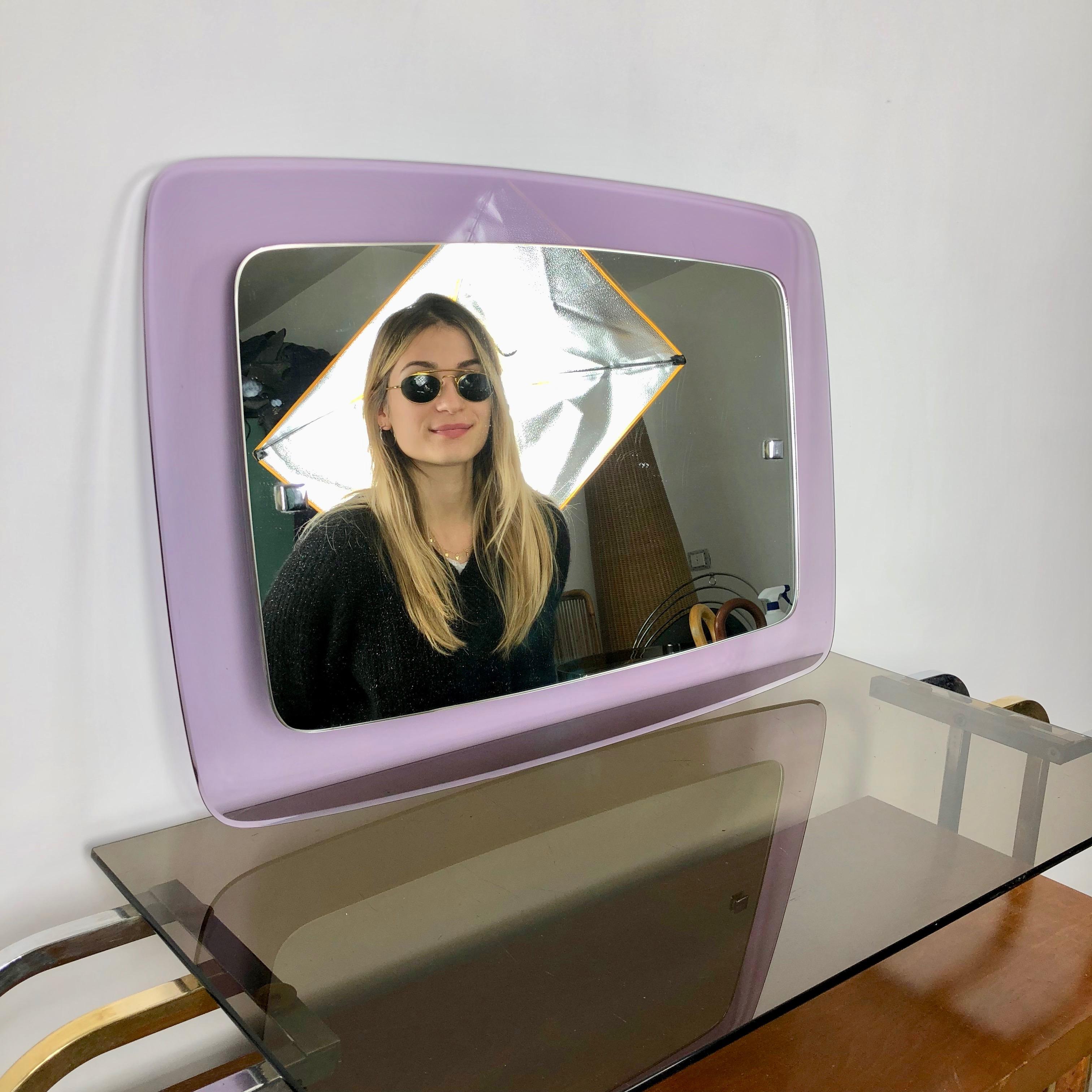 Miroir mural rectangulaire en lucite violette mi-siècle moderne, Italie, 1970 Bon état - En vente à Rome, IT