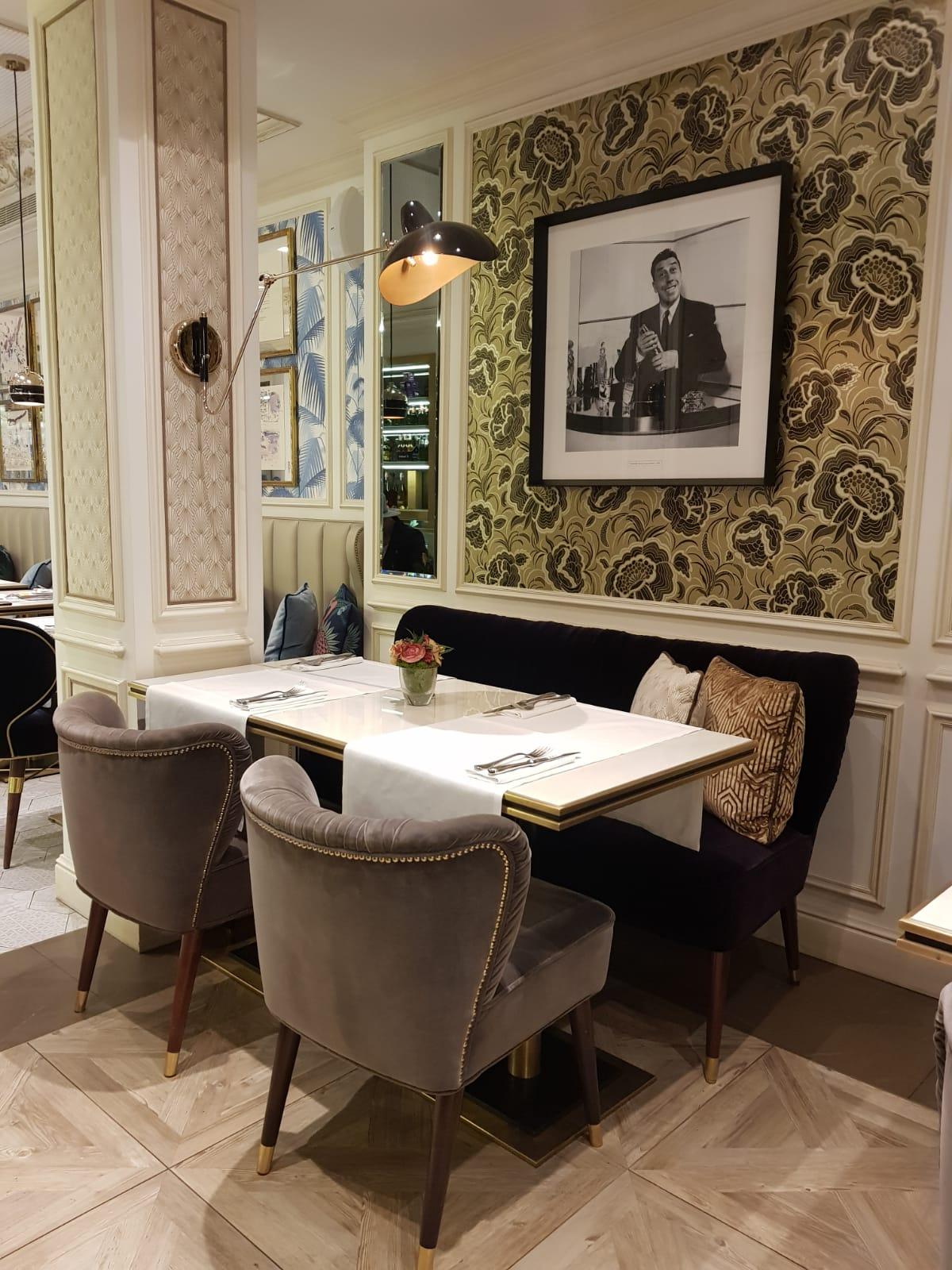 Sedia da pranzo Visconti in velluto di cotone e Wood fatta a mano in Portogallo in vendita 2