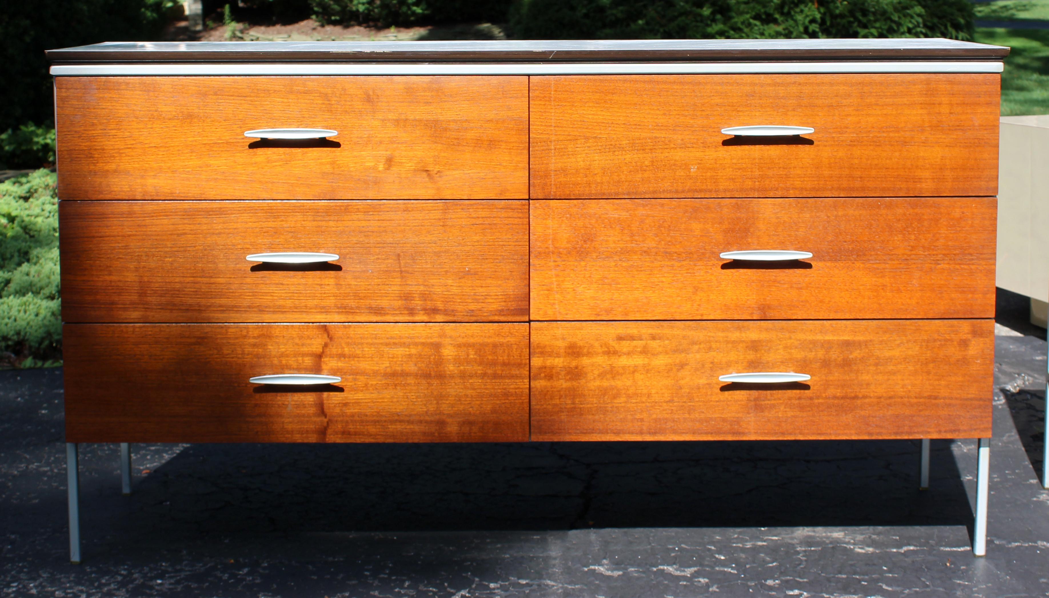 Mid-Century Modern Vista Walnut & Laminate Top Dressers Knoll McCobb Style, Pair In Good Condition In Keego Harbor, MI