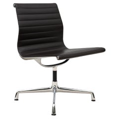 Chaise d'appoint sans accoudoirs en cuir brun du groupe d'aluminium The Moderns Vitra