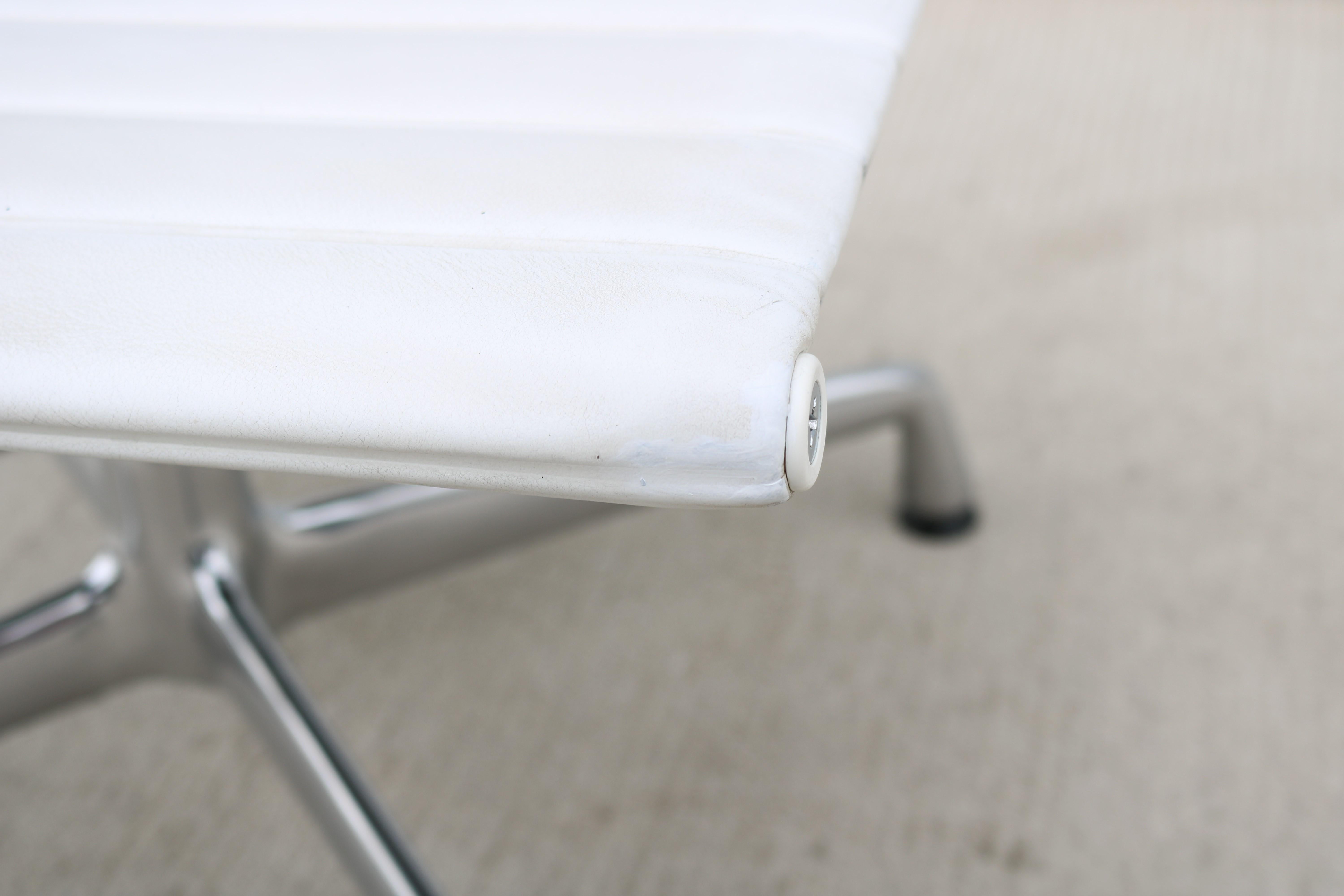 Ottoman Vitra Eames Aluminum Group moderne du milieu du siècle dernier 11