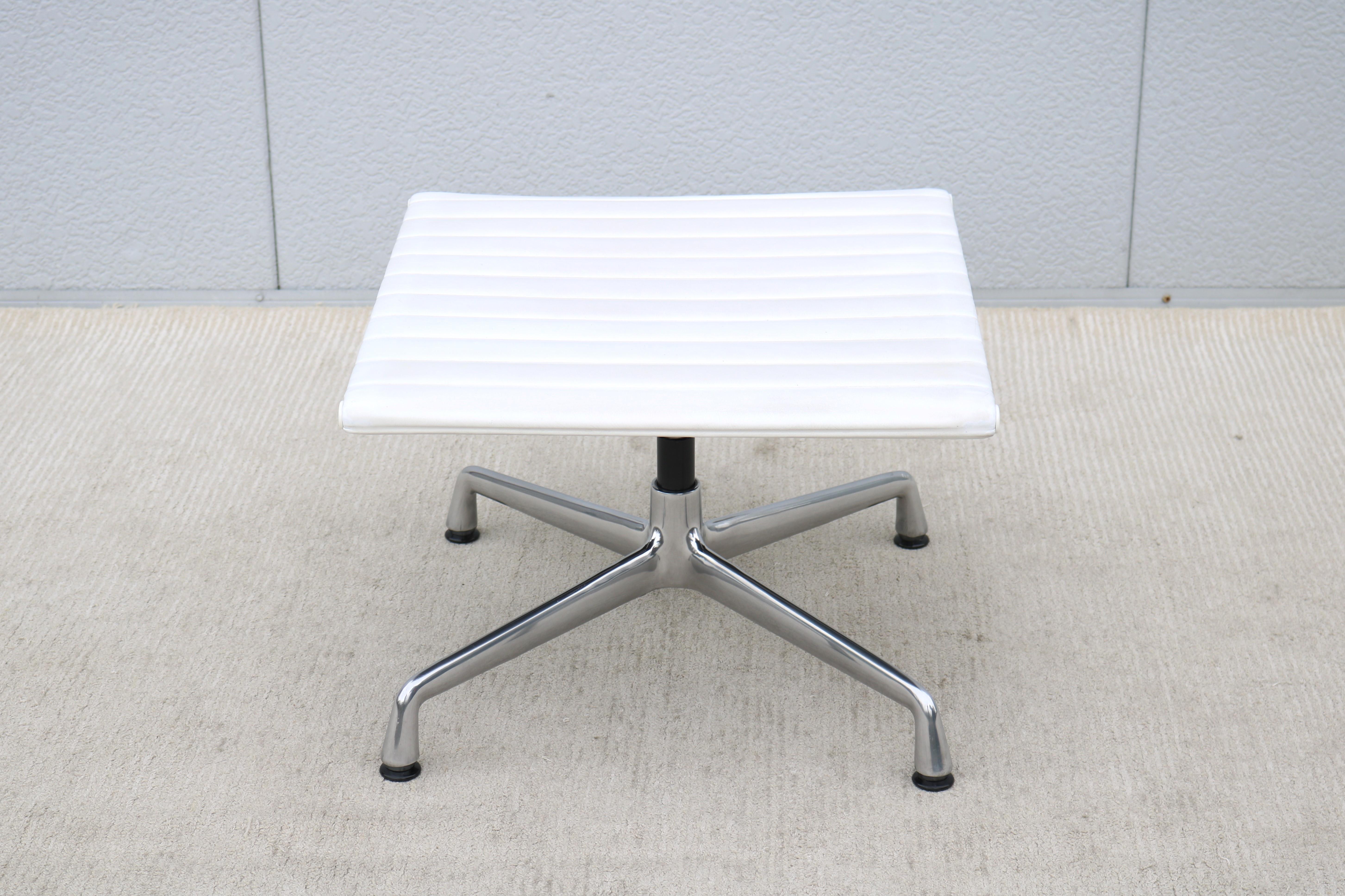 Superbe ottoman Eames en aluminium, authentiquement moderne, datant du milieu du siècle.
Un design intemporel classique et contemporain avec des caractéristiques de confort innovantes.
L'un des ottomans les plus populaires a été conçu en 1958 par