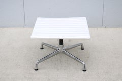 Ottomana in pelle bianca del gruppo Eames di Vitra, moderna e di metà secolo