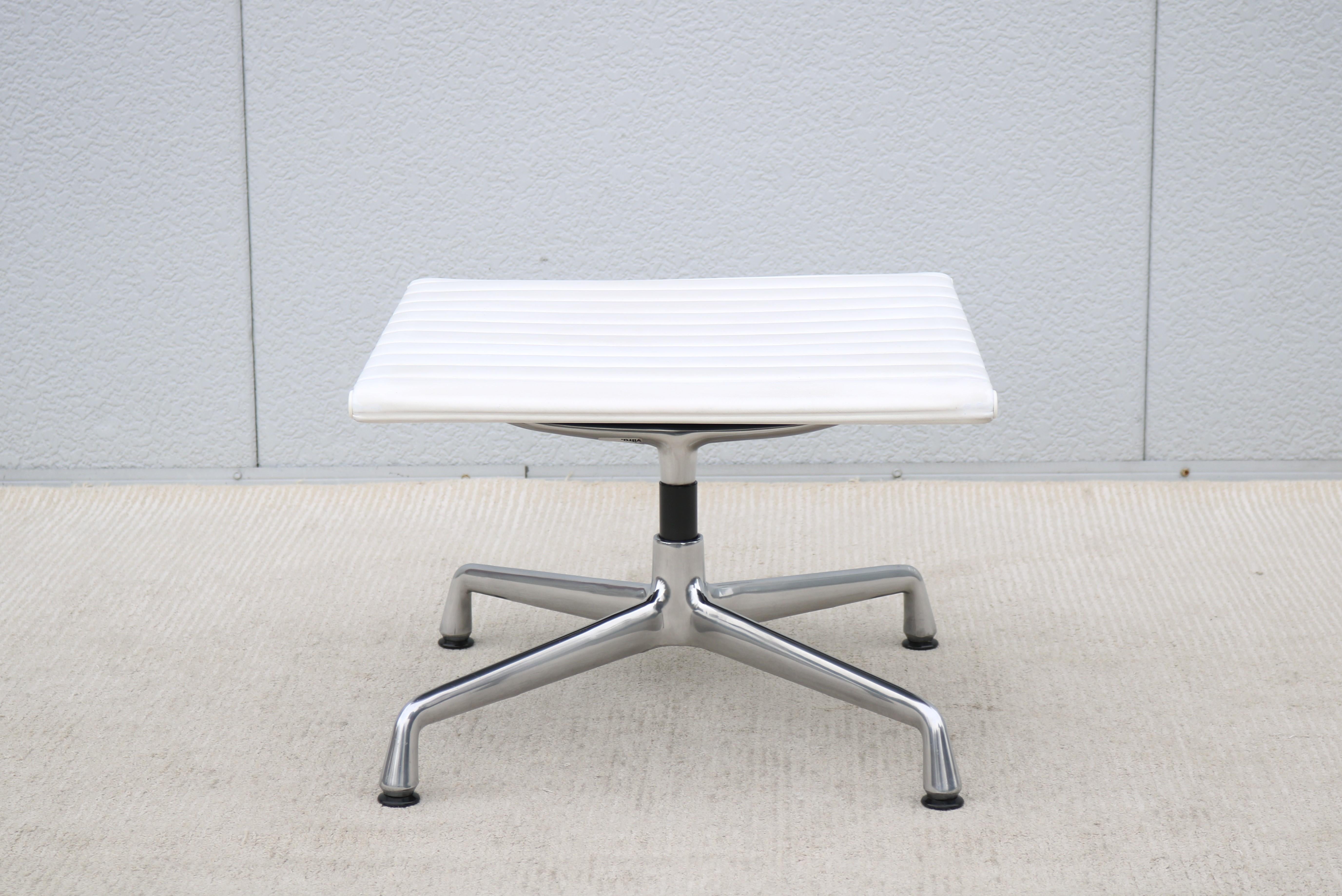 Allemand Ottoman Vitra Eames Aluminum Group moderne du milieu du siècle dernier