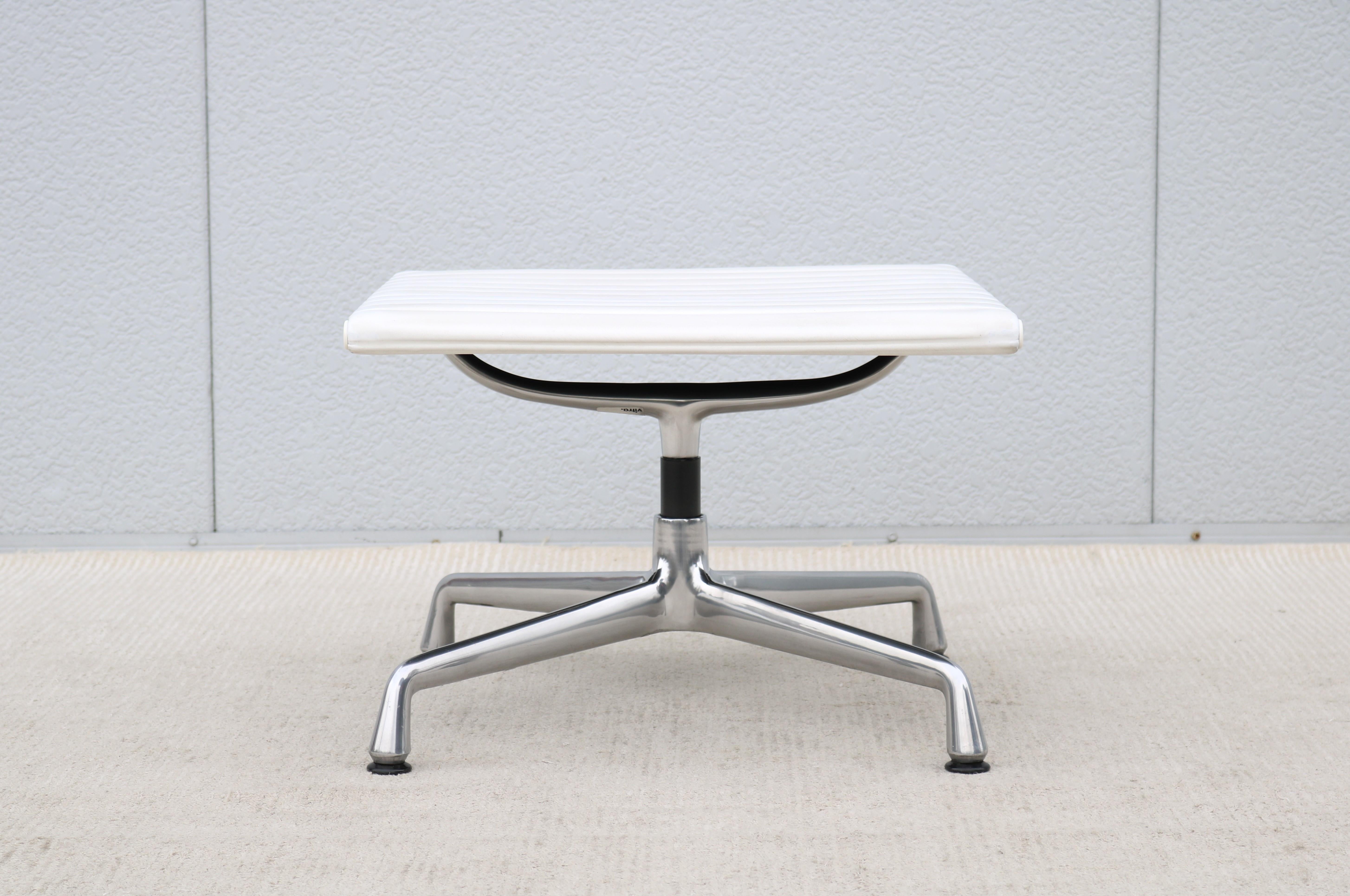 Poli Ottoman Vitra Eames Aluminum Group moderne du milieu du siècle dernier