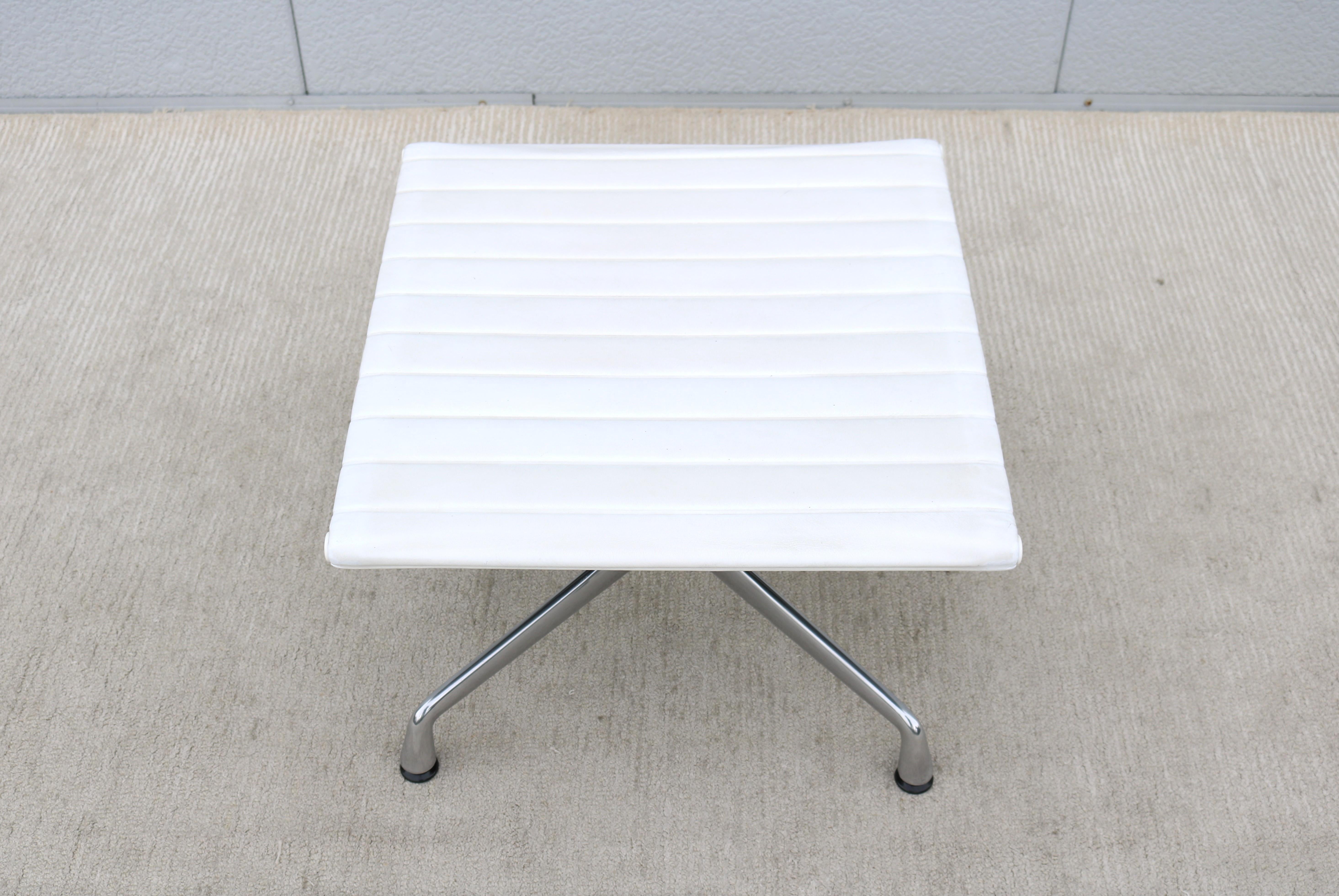 Ottoman Vitra Eames Aluminum Group moderne du milieu du siècle dernier Bon état à Secaucus, NJ