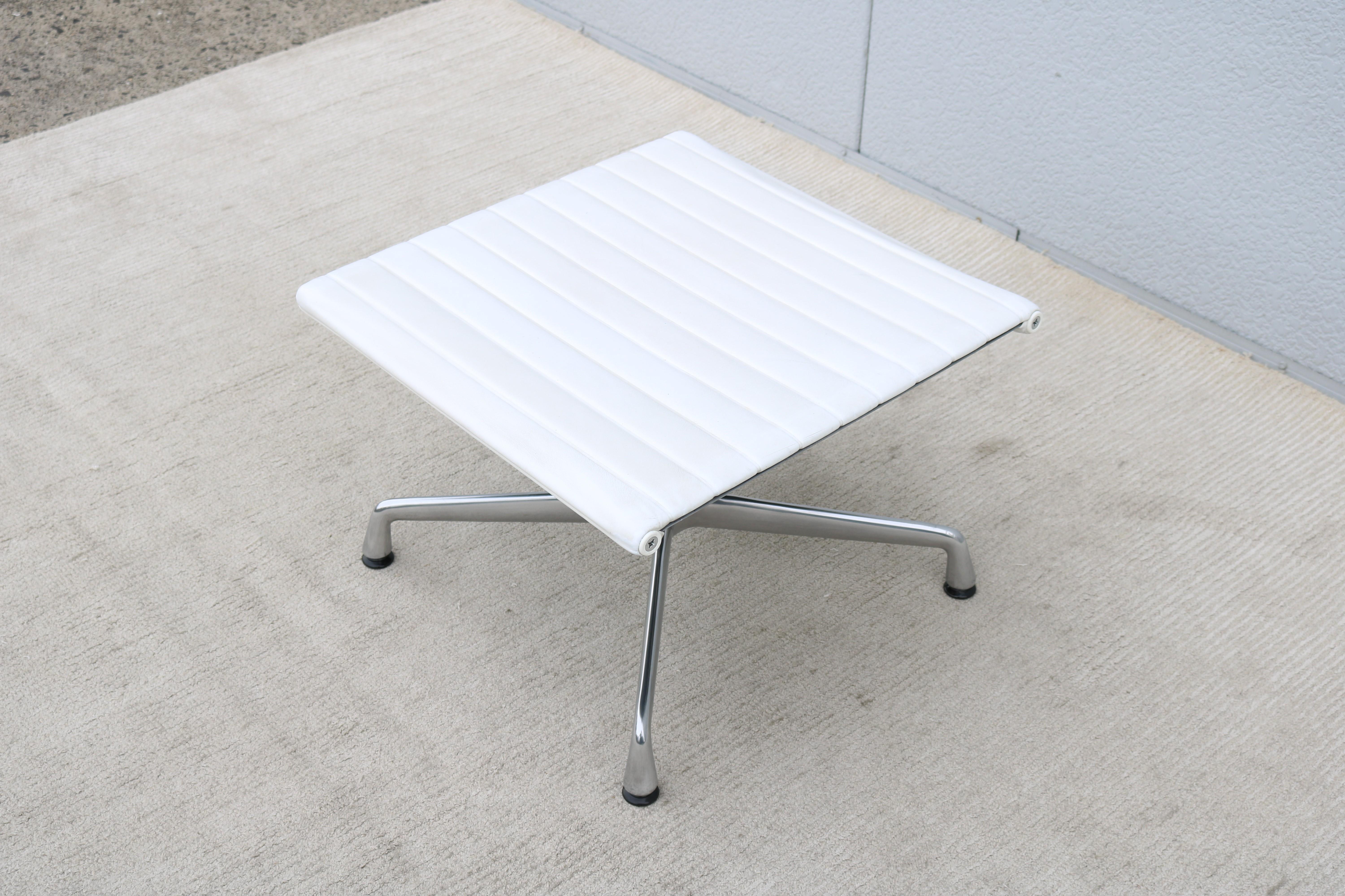 Aluminium Ottoman Vitra Eames Aluminum Group moderne du milieu du siècle dernier