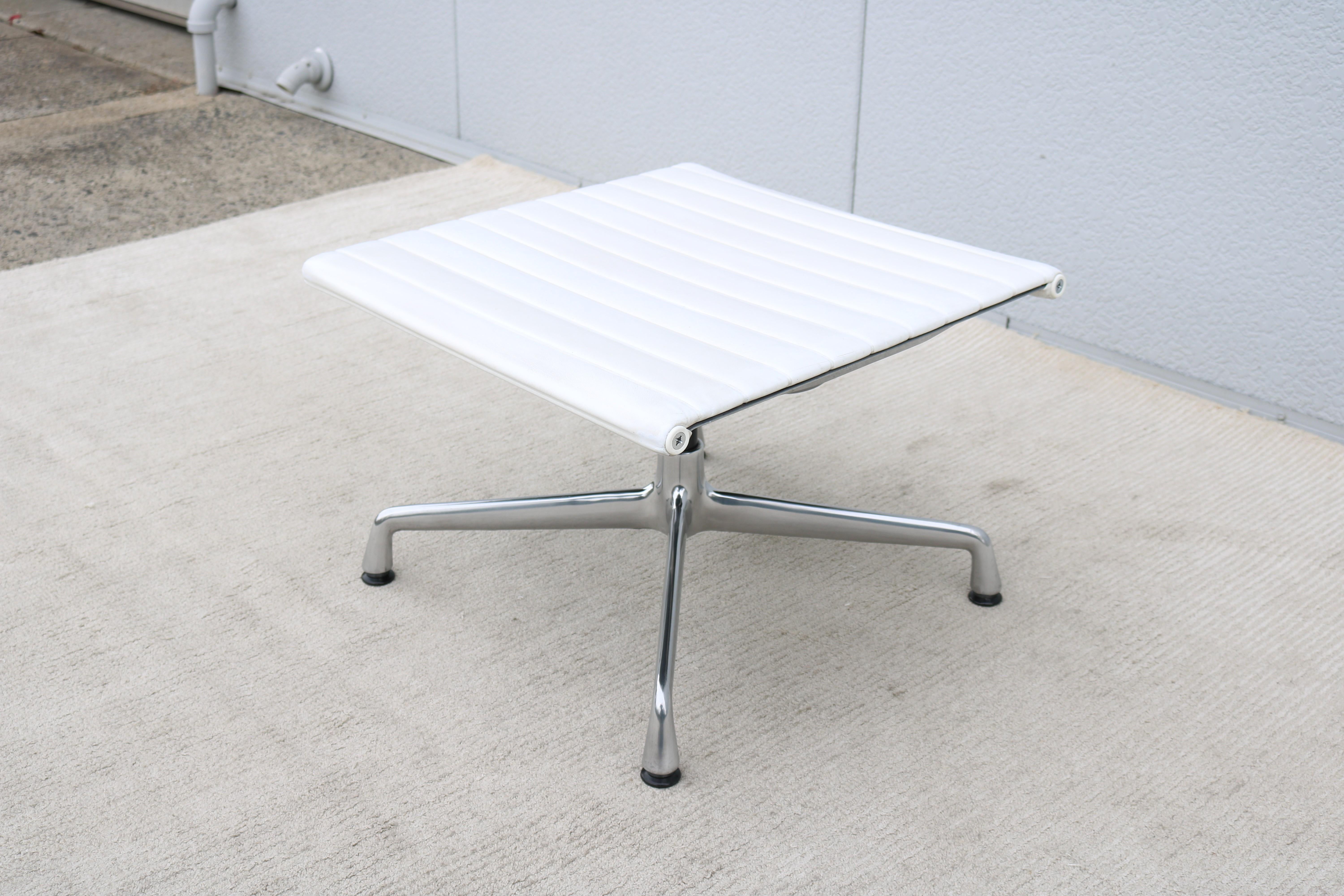 Ottoman Vitra Eames Aluminum Group moderne du milieu du siècle dernier 1