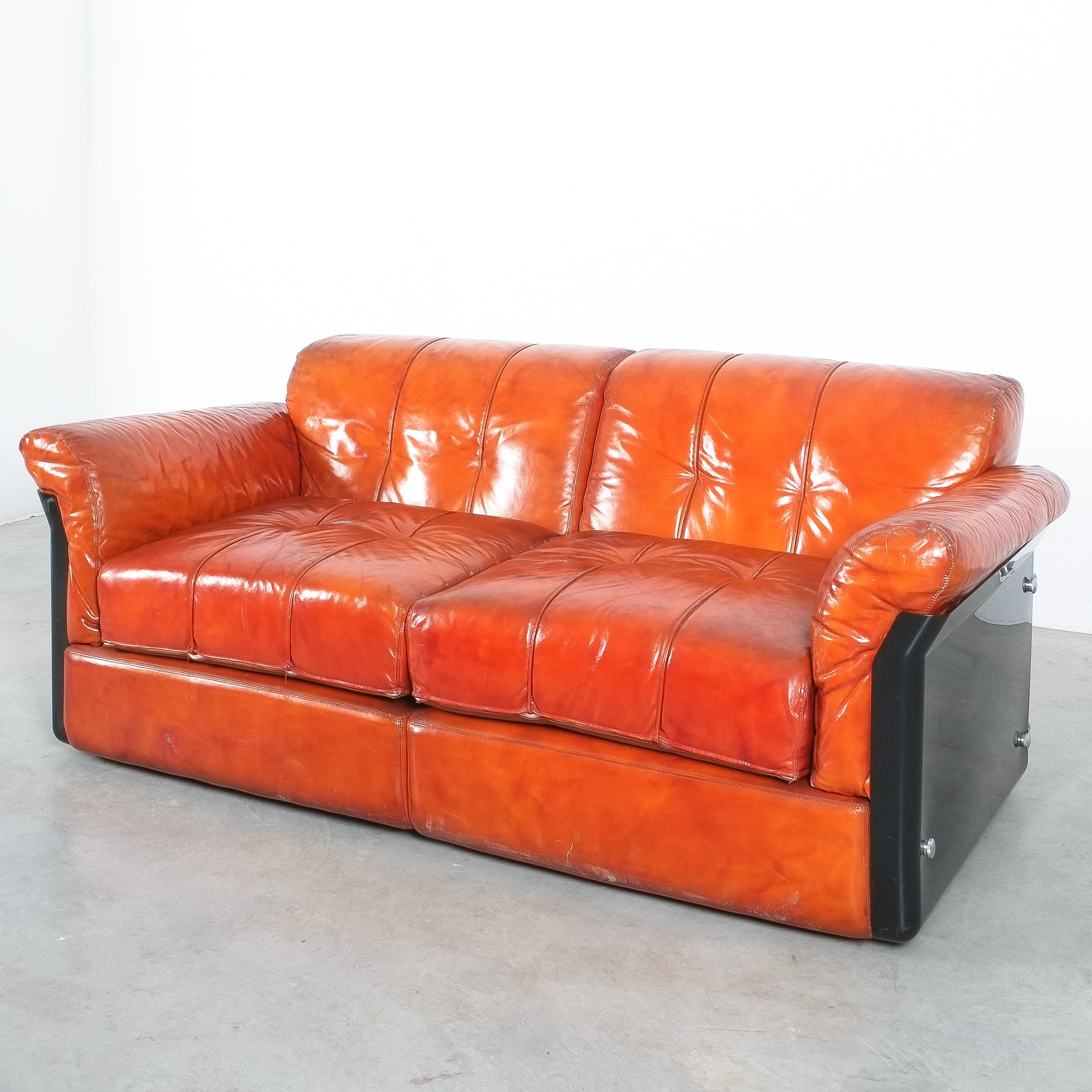 Small lacquered leather sofa in lucite frame by Vittorio Introini, circa 1970

Nice two-seater sofa in very well preserved original condition. Freestanding small 62