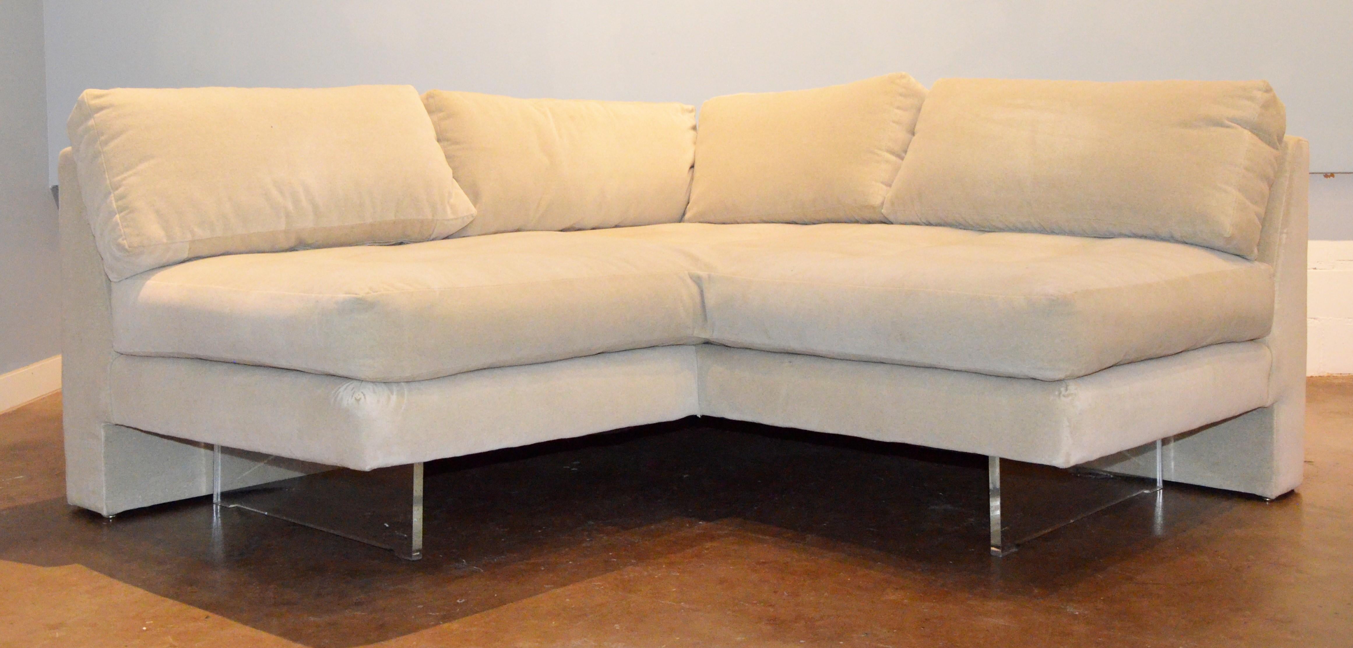 Kagan Ivory or Gray Flannel Button Tufted Three Section Omnibus Sectional Sofa In Good Condition For Sale In Houston, TX