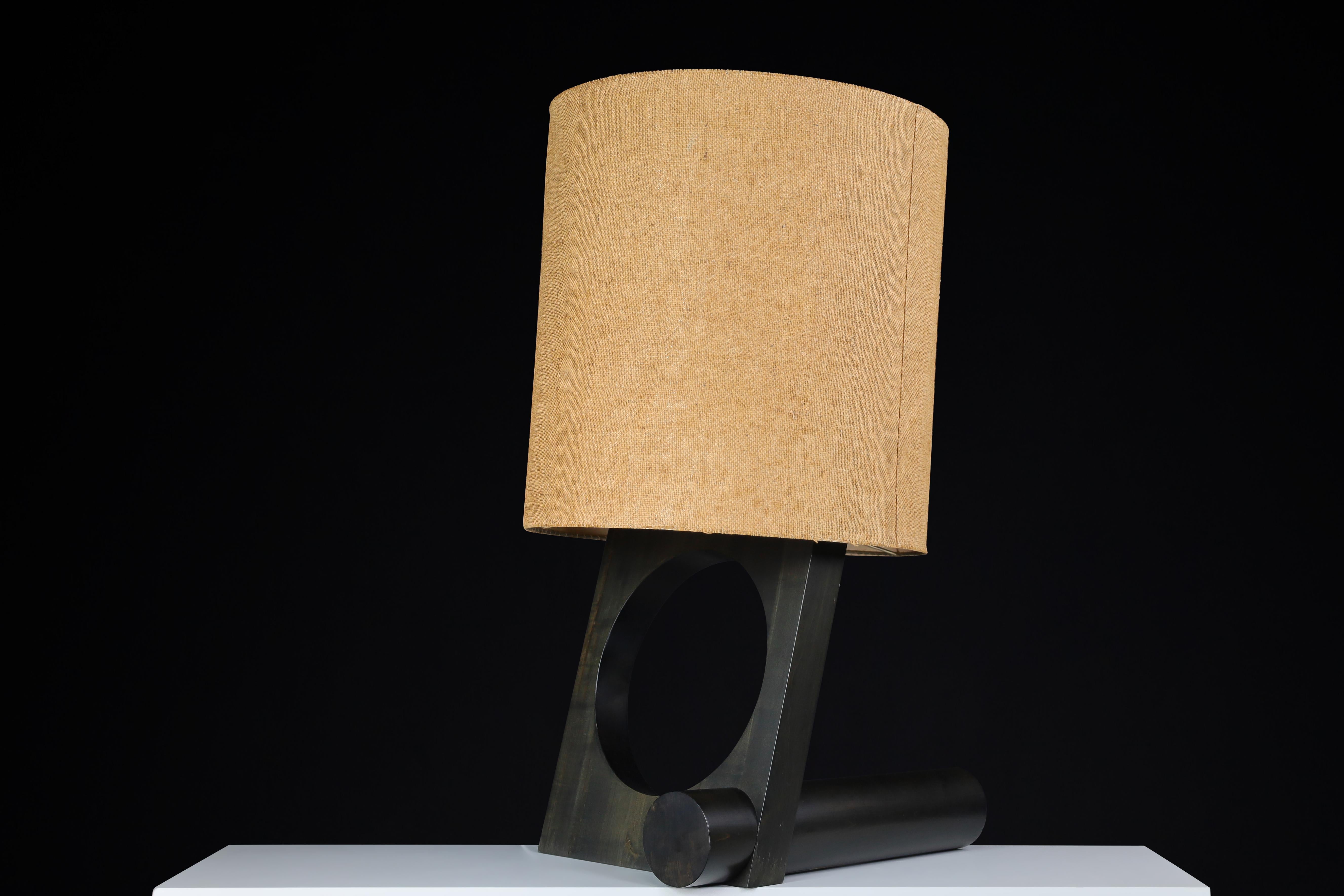 Moderna de mediados de siglo Vladimír Nývlt Lámpara de mesa de madera maciza, Praga, 1970

Rara forma escultórica de madera teñida de oscuro, silueta geométrica - totalmente funcional

Esta llamativa lámpara de sobremesa de mediados de siglo se