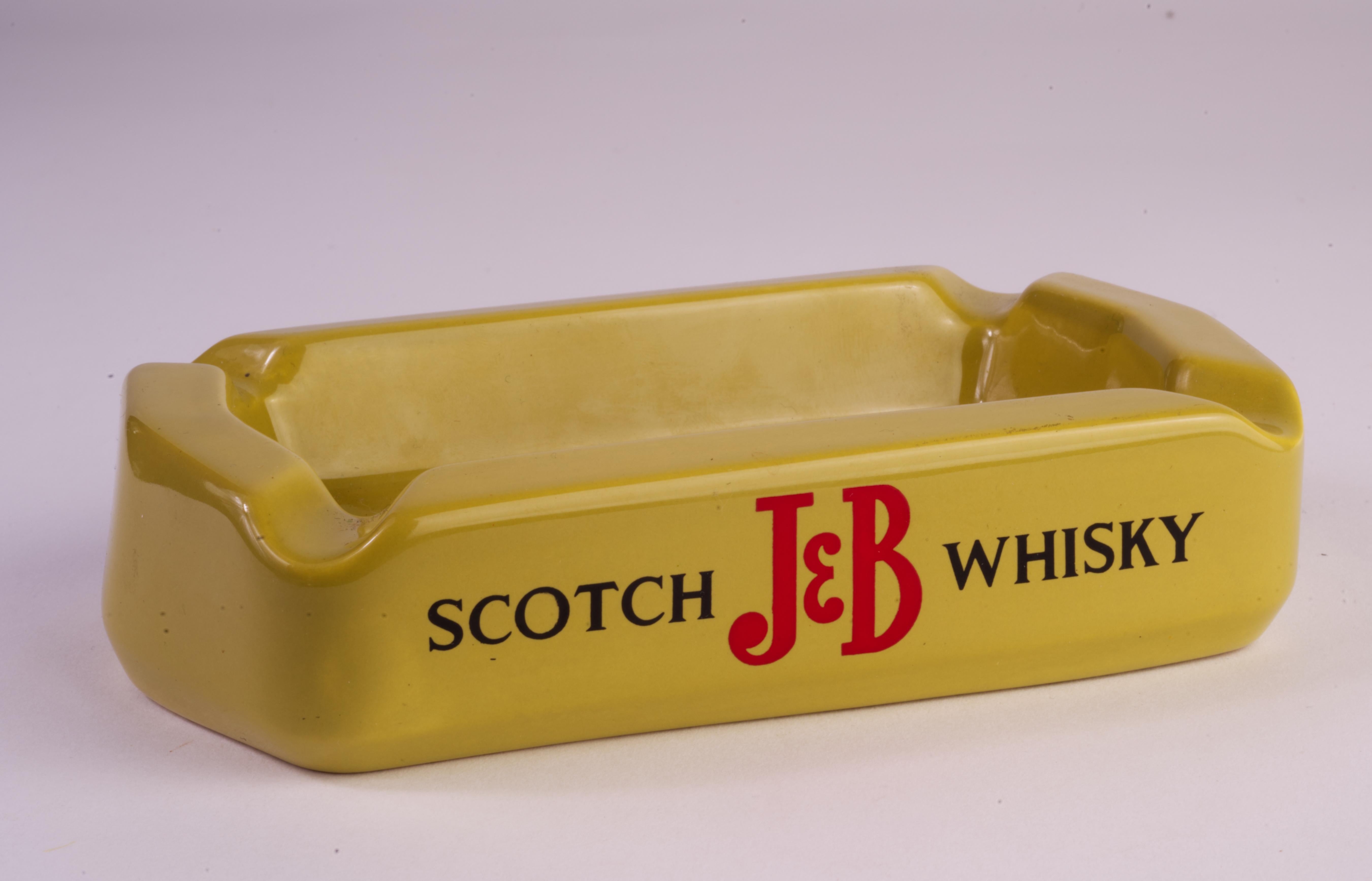 Mid Century Modern Wade Pottery England J&B Scotch Whisky Ceramic Ashtray In Good Condition For Sale In Clifton Springs, NY