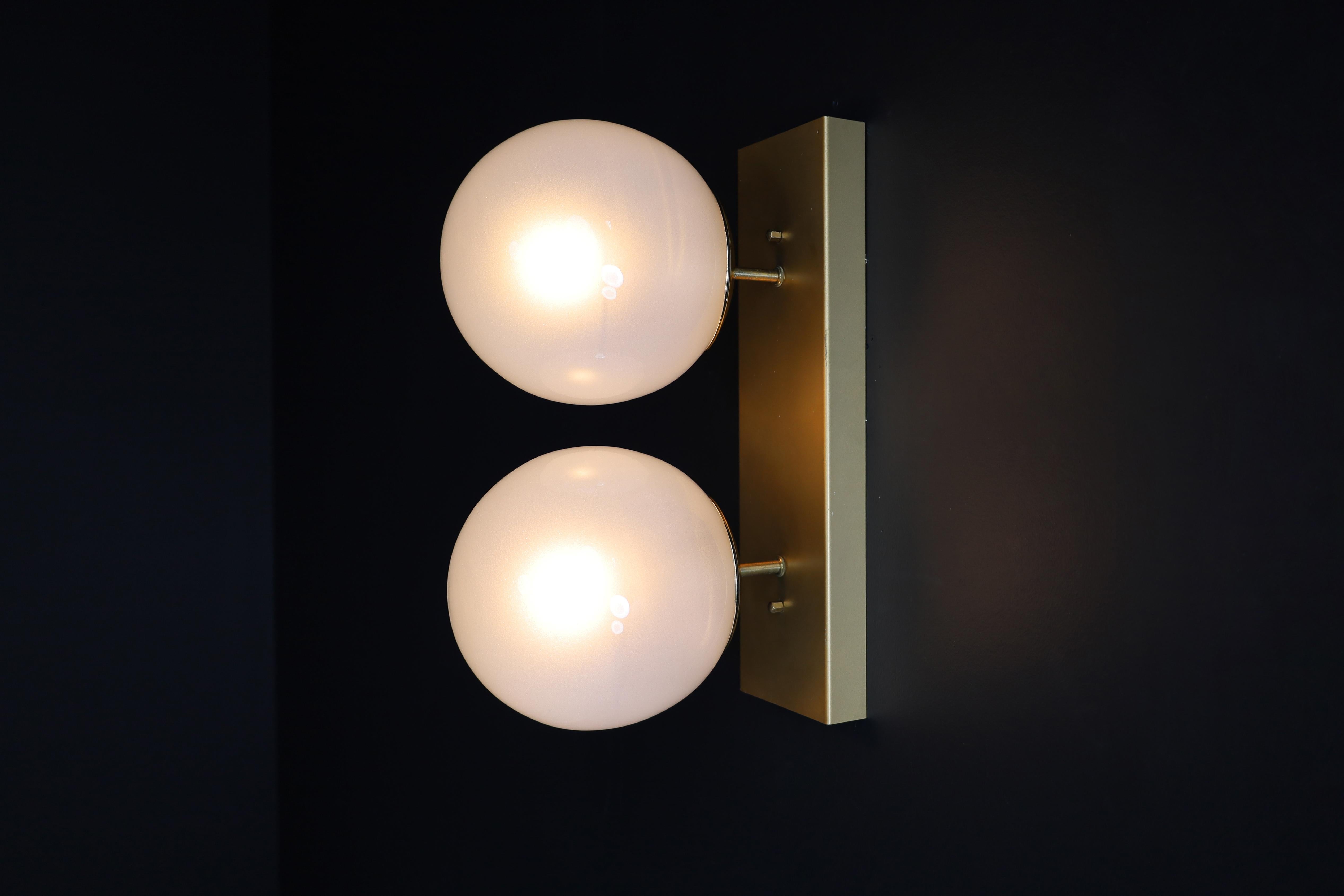 Lampes murales/plafonniers en verre glacé blanc mi-siècle modernes, années 1960 en vente 9